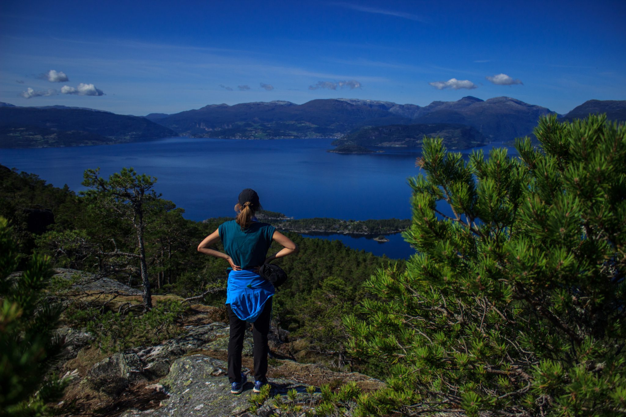 Wanderung beim Hardangerfjord auf den Haugsvarden, Start beim Rastplatz Hereiane zwischen Jondal und Herand an der Straße 550, sehr steiler Anstieg über große, glatte Felsen, fast die ganze Zeit schöne Aussicht auf den Fjord, bei Regen nicht empfehlenswert