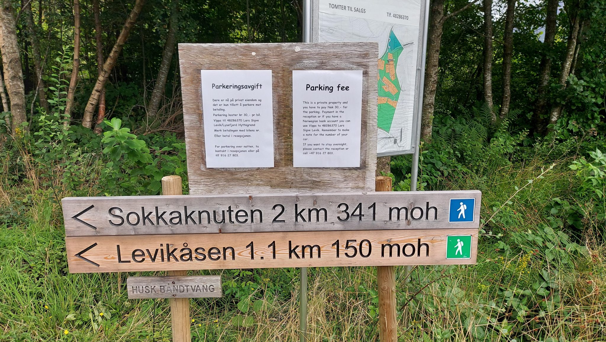 Wanderung beim Lysefjord mit Blick auf den Preikestolen, Startpunkt der Wanderung auf den Sokkaknuten ist beim Lysefjord Hyttegrend, Aussicht auf den Pulpit Rock, Beschilderung des Wanderwegs Sokkaknuten mit 341 Höhenmetern