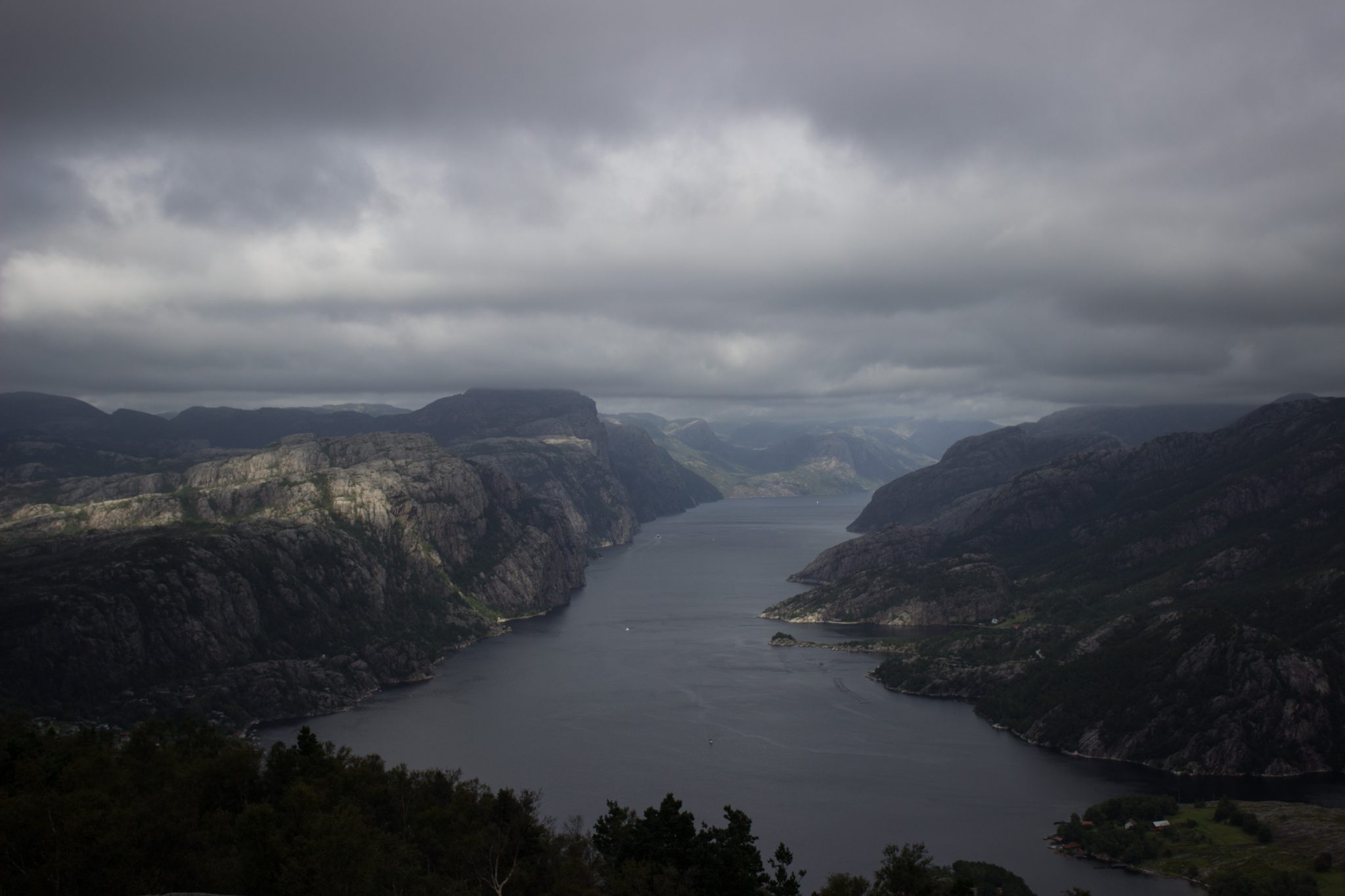 Wanderung beim Lysefjord mit Blick auf den Preikestolen, Startpunkt der Wanderung auf den Sokkaknuten ist beim Lysefjord Hyttegrend, Aussicht auf den Pulpit Rock, Aussicht auf den Lysefjord und den Preikestolen, wenige Sonnenstrahlen
