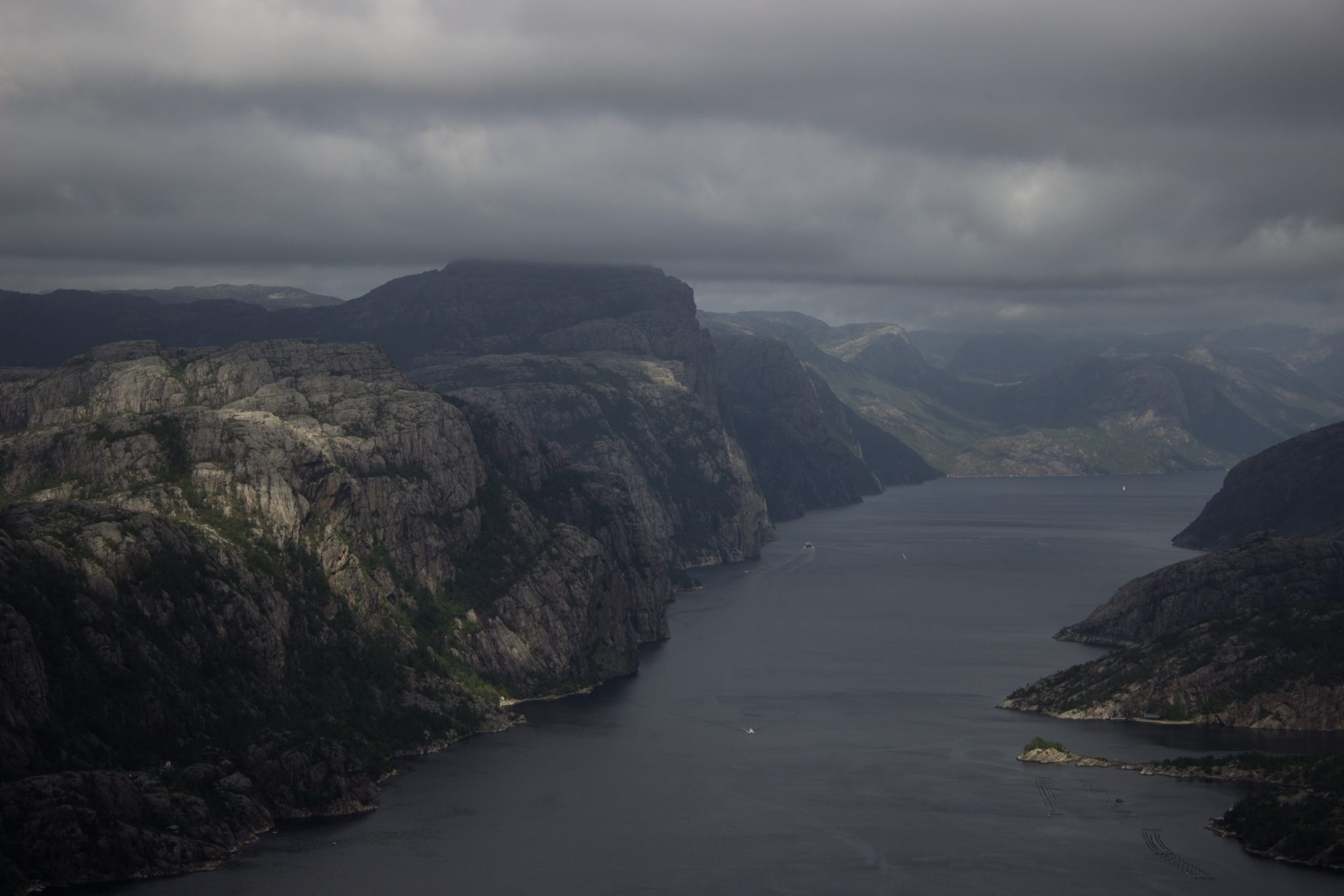 Wanderung beim Lysefjord mit Blick auf den Preikestolen, Startpunkt der Wanderung auf den Sokkaknuten ist beim Lysefjord Hyttegrend, Aussicht auf den Pulpit Rock, Aussicht auf den Lysefjord und den Preikestolen, wenige Sonnenstrahlen