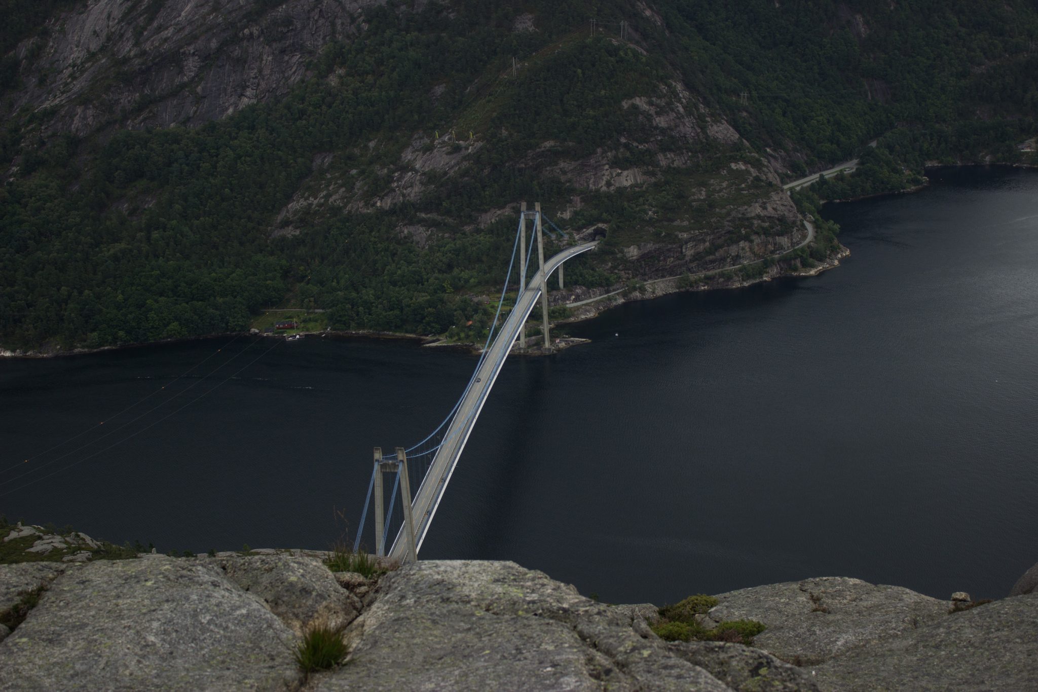 Wanderung beim Lysefjord mit Blick auf den Preikestolen, Startpunkt der Wanderung auf den Sokkaknuten ist beim Lysefjord Hyttegrend, Aussicht auf den Pulpit Rock, Brücke bei der Einmündung des Lysefjords, Blick vom Sokkaknuten