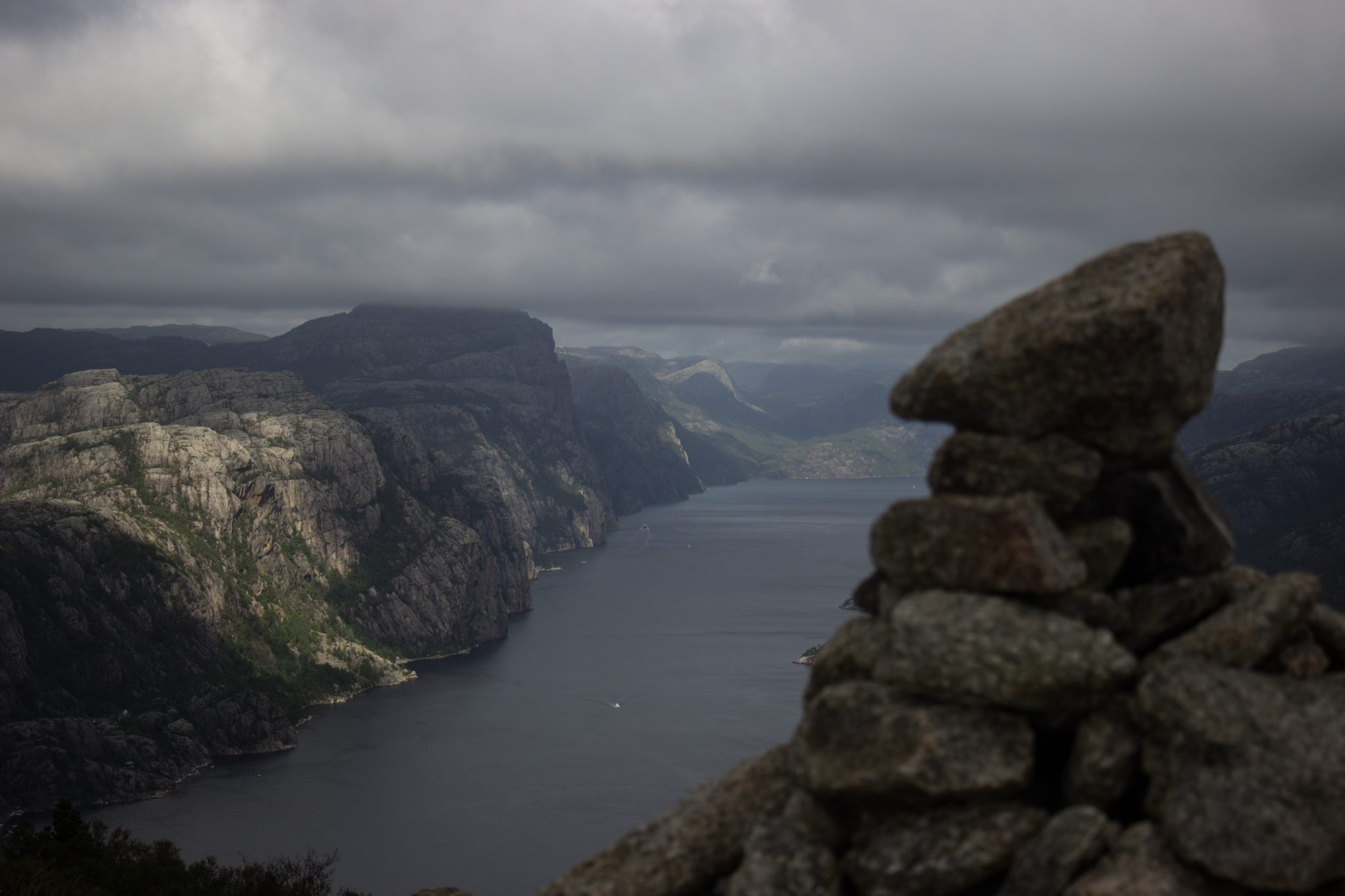 Wanderung beim Lysefjord mit Blick auf den Preikestolen, Startpunkt der Wanderung auf den Sokkaknuten ist beim Lysefjord Hyttegrend, Aussicht auf den Pulpit Rock, Aussicht auf den Lysefjord und den Preikestolen, wenige Sonnenstrahlen