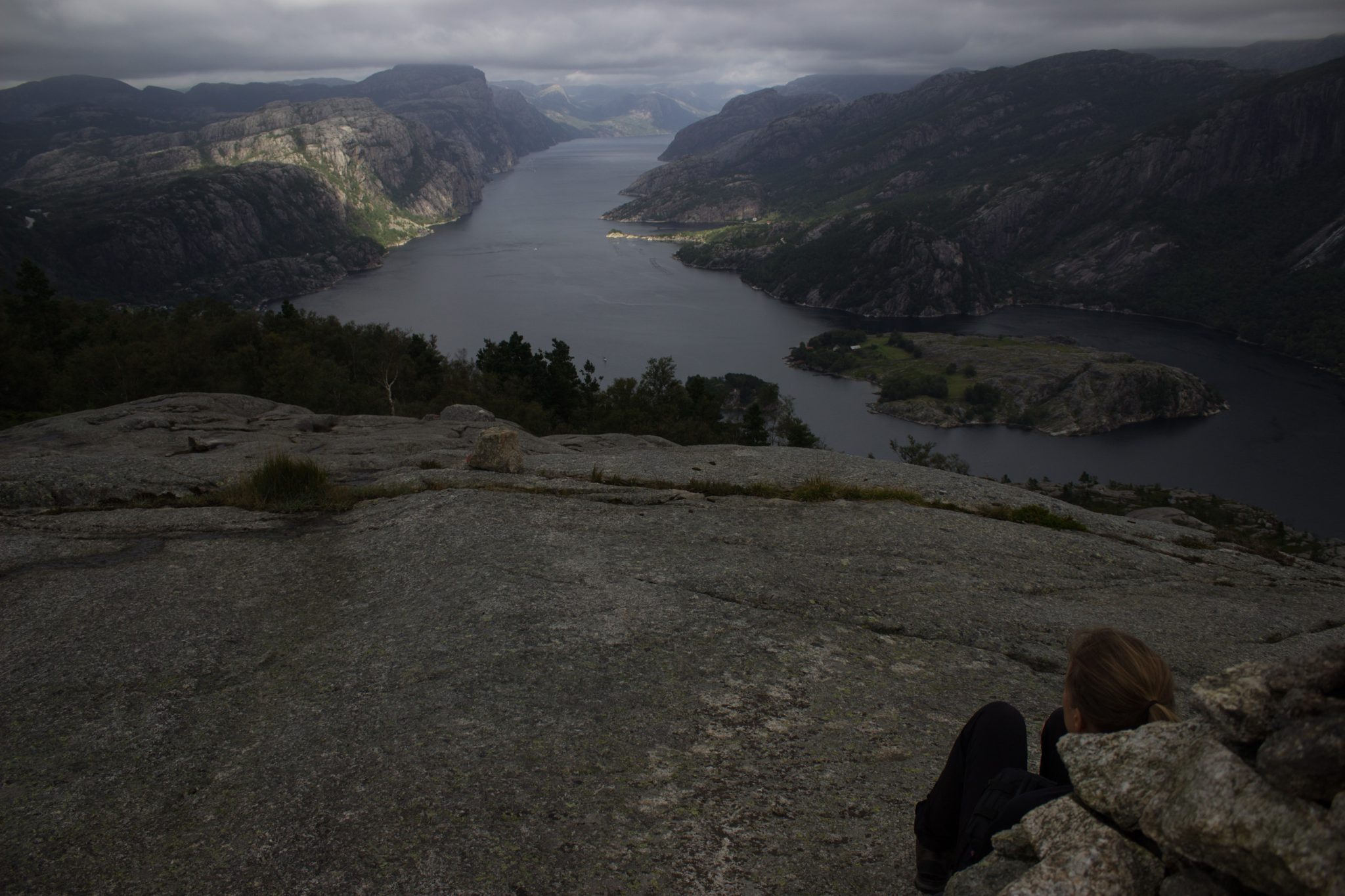 Wanderung beim Lysefjord mit Blick auf den Preikestolen, Startpunkt der Wanderung auf den Sokkaknuten ist beim Lysefjord Hyttegrend, Aussicht auf den Pulpit Rock, Aussicht auf den Lysefjord und den Preikestolen, wenige Sonnenstrahlen