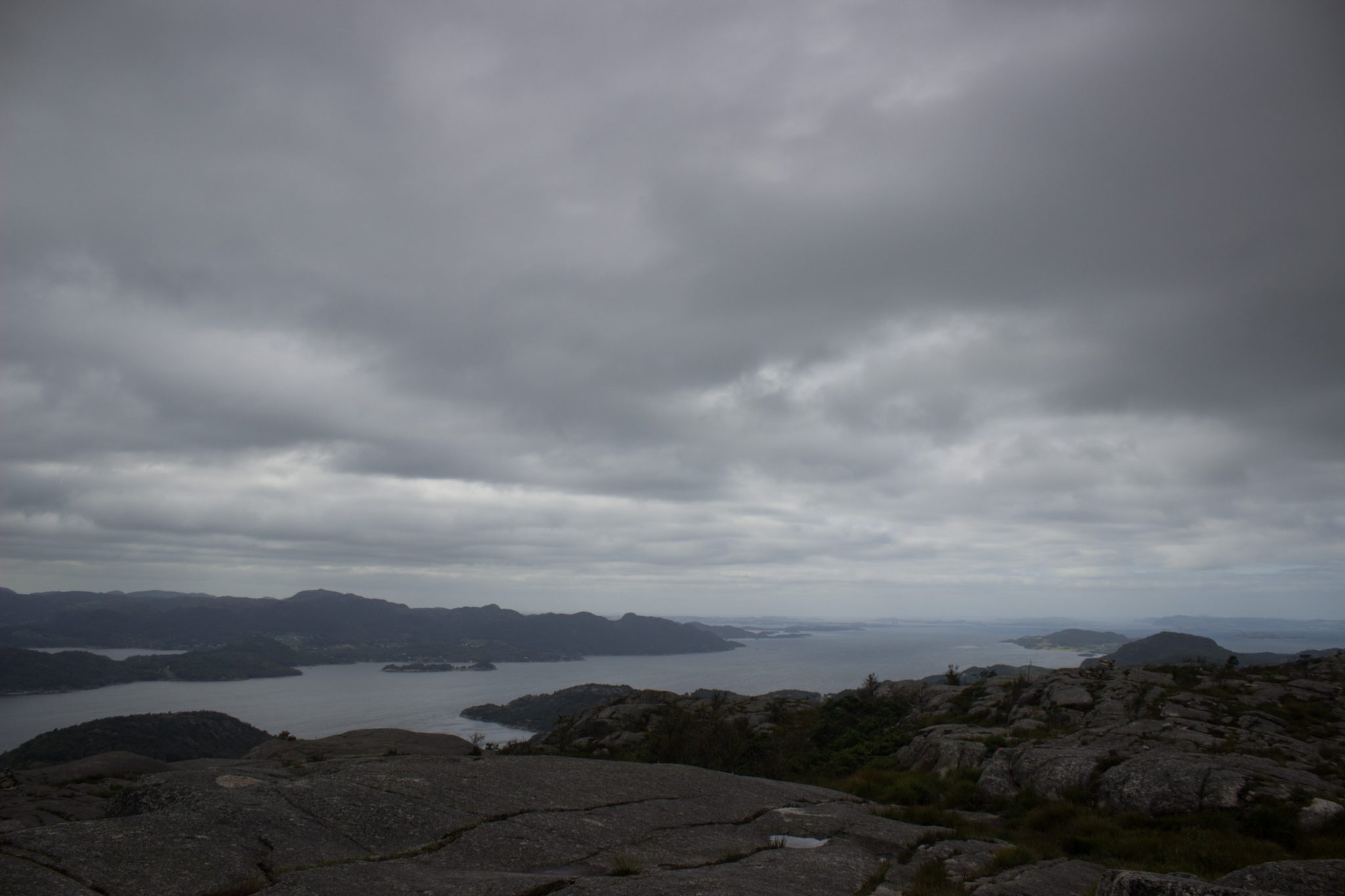 Wanderung beim Lysefjord mit Blick auf den Preikestolen, Startpunkt der Wanderung auf den Sokkaknuten ist beim Lysefjord Hyttegrend, Aussicht auf den Pulpit Rock, Aussicht auf die umliegende Fjordlandschaft und die Berge