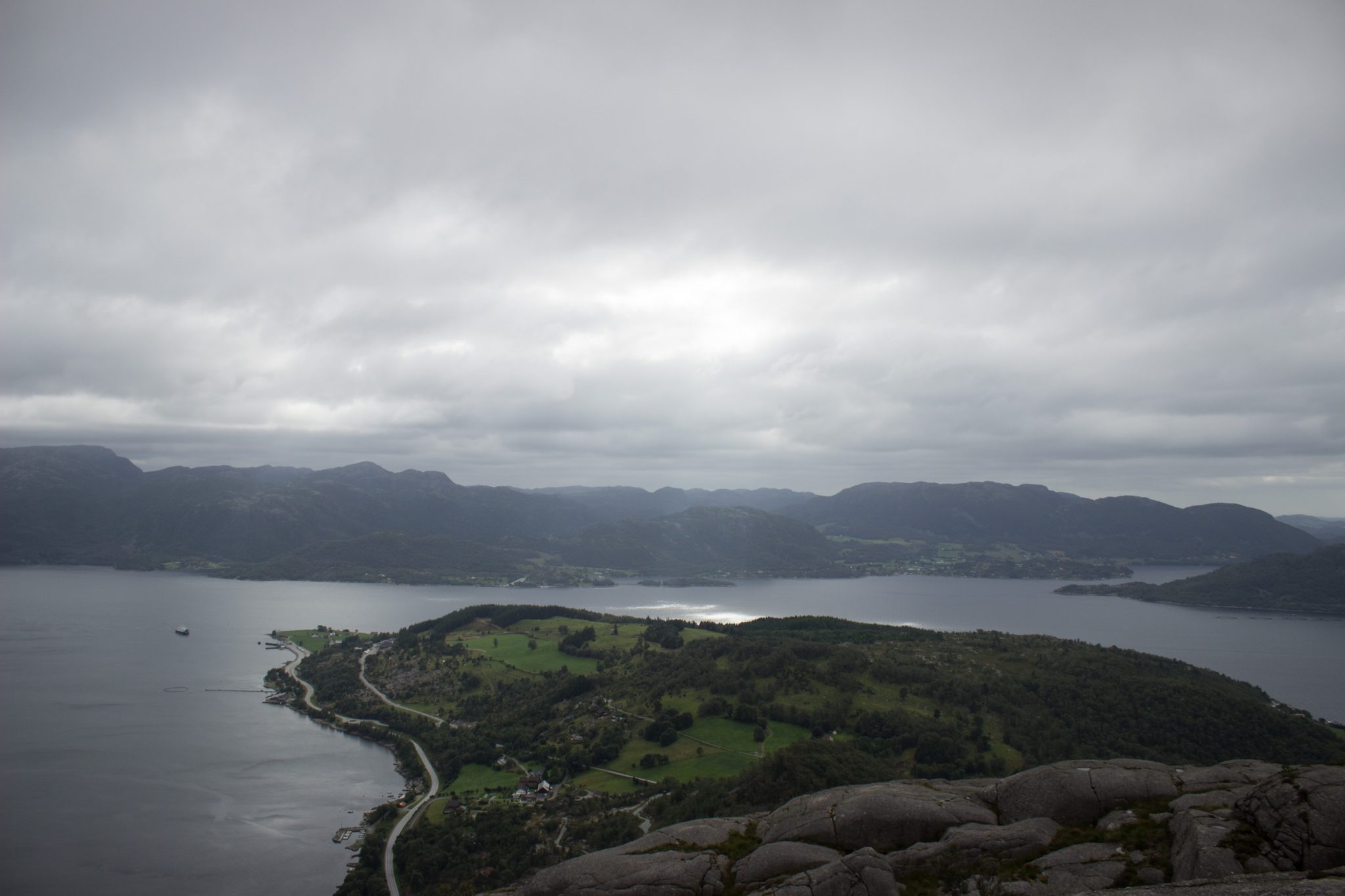 Wanderung beim Lysefjord mit Blick auf den Preikestolen, Startpunkt der Wanderung auf den Sokkaknuten ist beim Lysefjord Hyttegrend, Aussicht auf den Pulpit Rock, Aussicht auf die umliegende Fjordlandschaft und die Berge