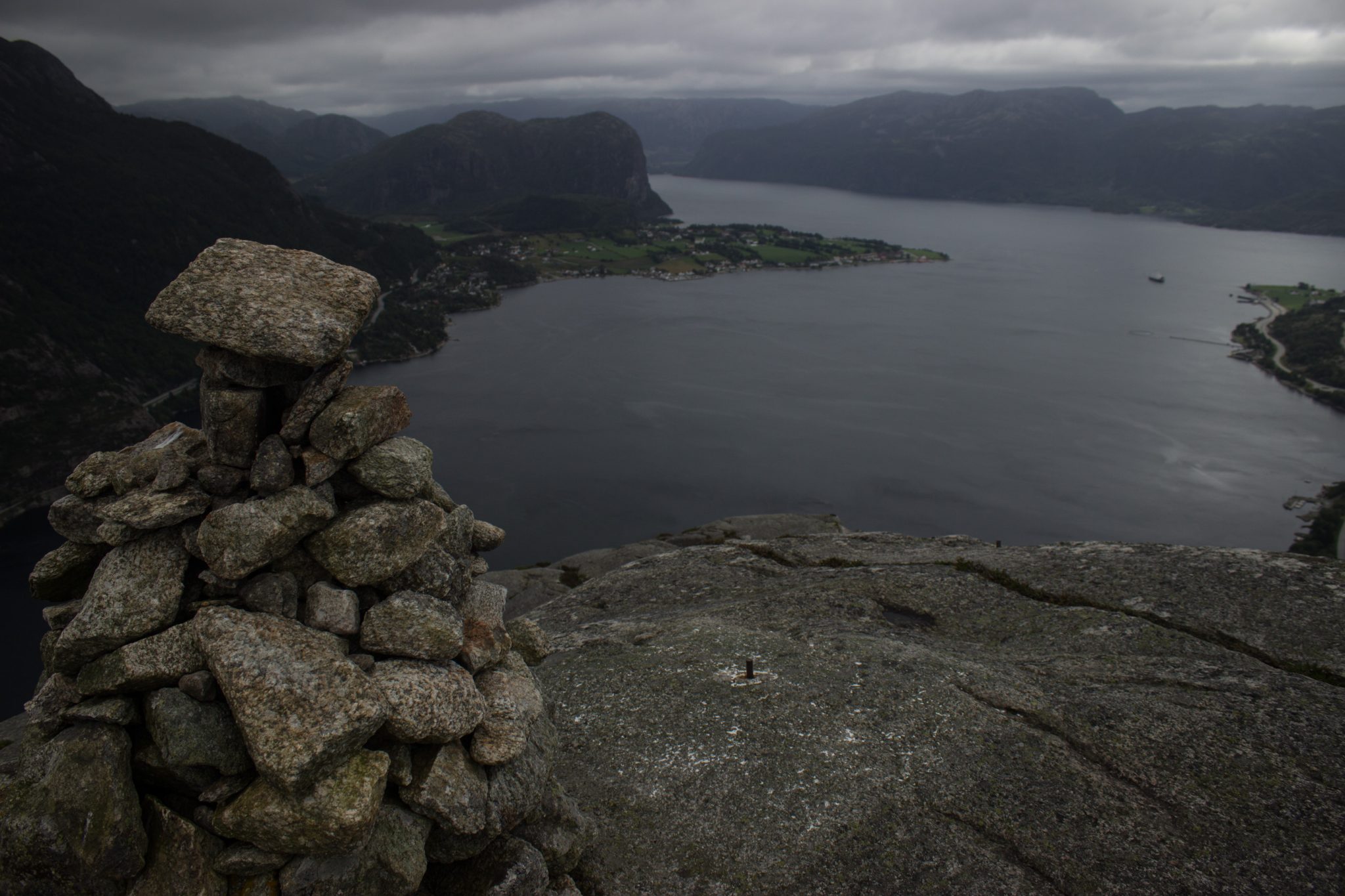 Wanderung beim Lysefjord mit Blick auf den Preikestolen, Startpunkt der Wanderung auf den Sokkaknuten ist beim Lysefjord Hyttegrend, Aussicht auf den Pulpit Rock, Aussicht auf die umliegende Fjordlandschaft und die Berge