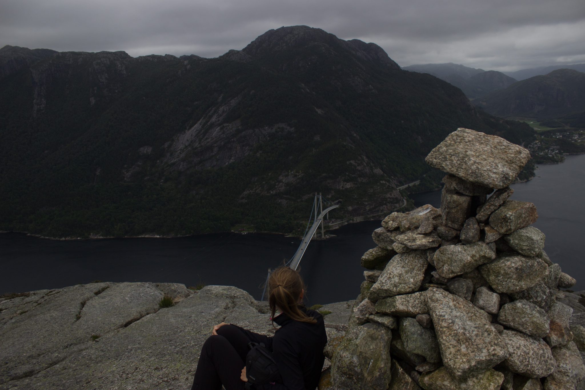 Wanderung beim Lysefjord mit Blick auf den Preikestolen, Startpunkt der Wanderung auf den Sokkaknuten ist beim Lysefjord Hyttegrend, Aussicht auf den Pulpit Rock, Brücke bei der Einmündung des Lysefjords, Blick vom Sokkaknuten