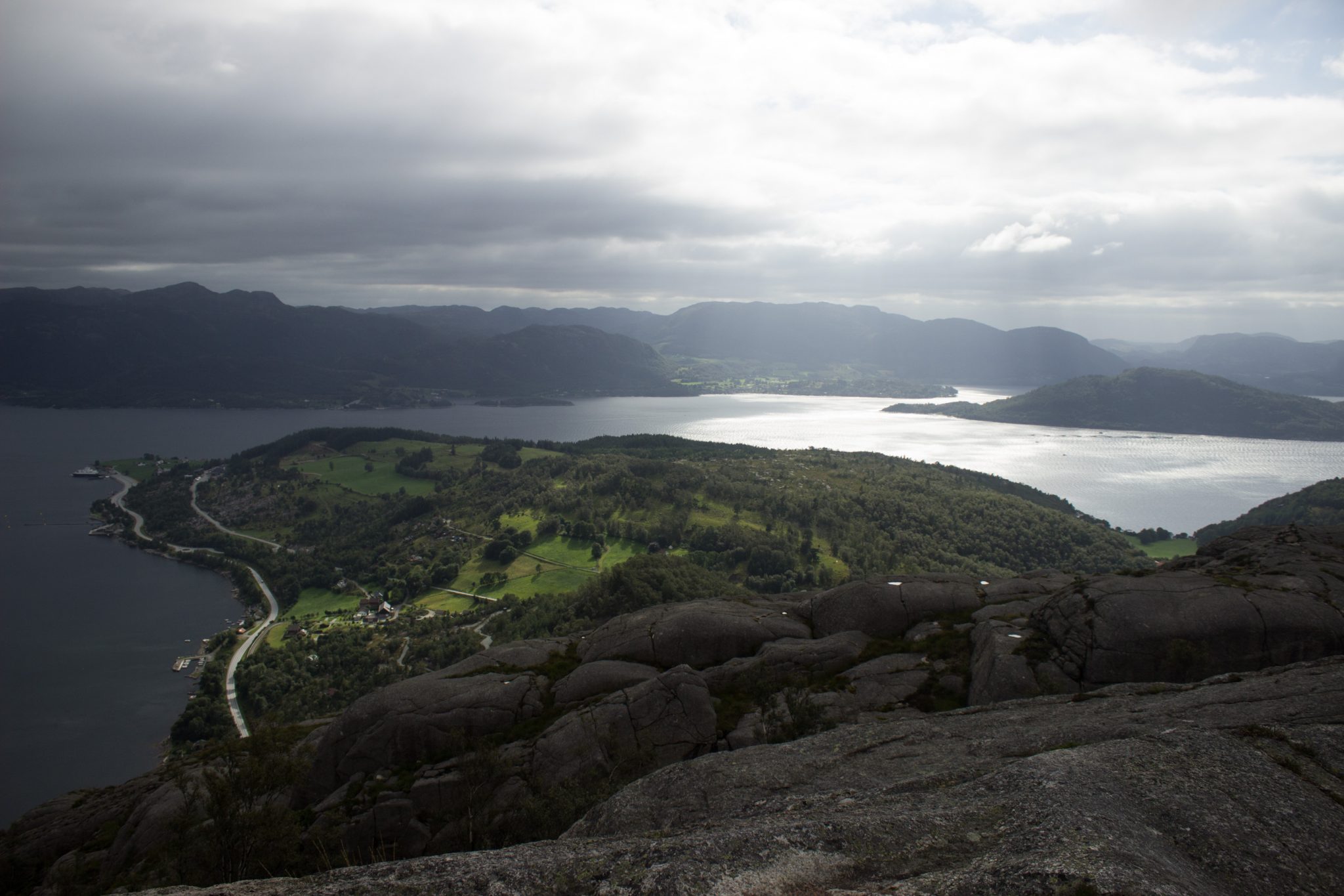 Wanderung beim Lysefjord mit Blick auf den Preikestolen, Startpunkt der Wanderung auf den Sokkaknuten ist beim Lysefjord Hyttegrend, Aussicht auf den Pulpit Rock, Aussicht auf die umliegende Fjordlandschaft und die Berge