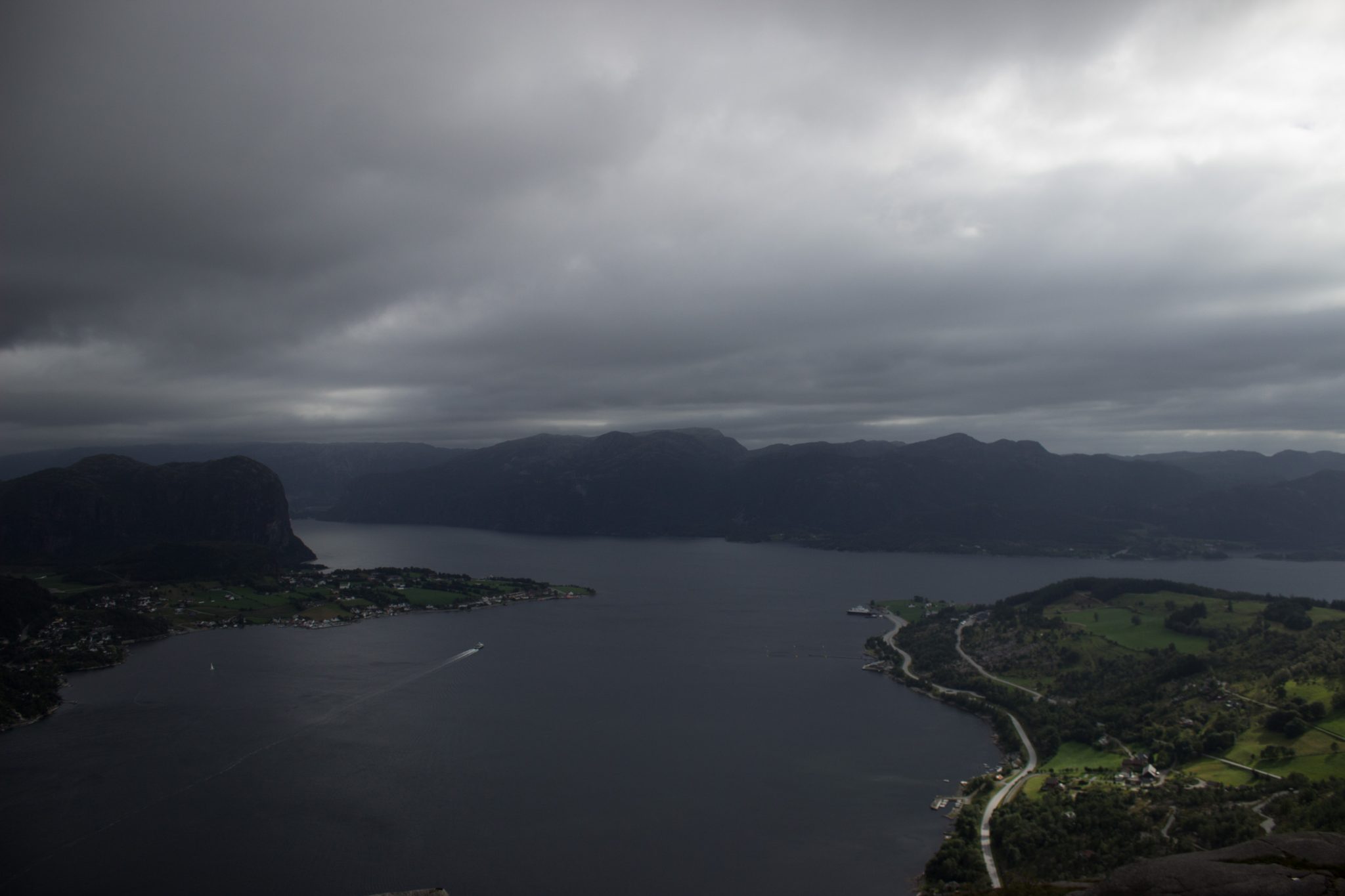 Wanderung beim Lysefjord mit Blick auf den Preikestolen, Startpunkt der Wanderung auf den Sokkaknuten ist beim Lysefjord Hyttegrend, Aussicht auf den Pulpit Rock, Aussicht auf die umliegende Fjordlandschaft und die Berge