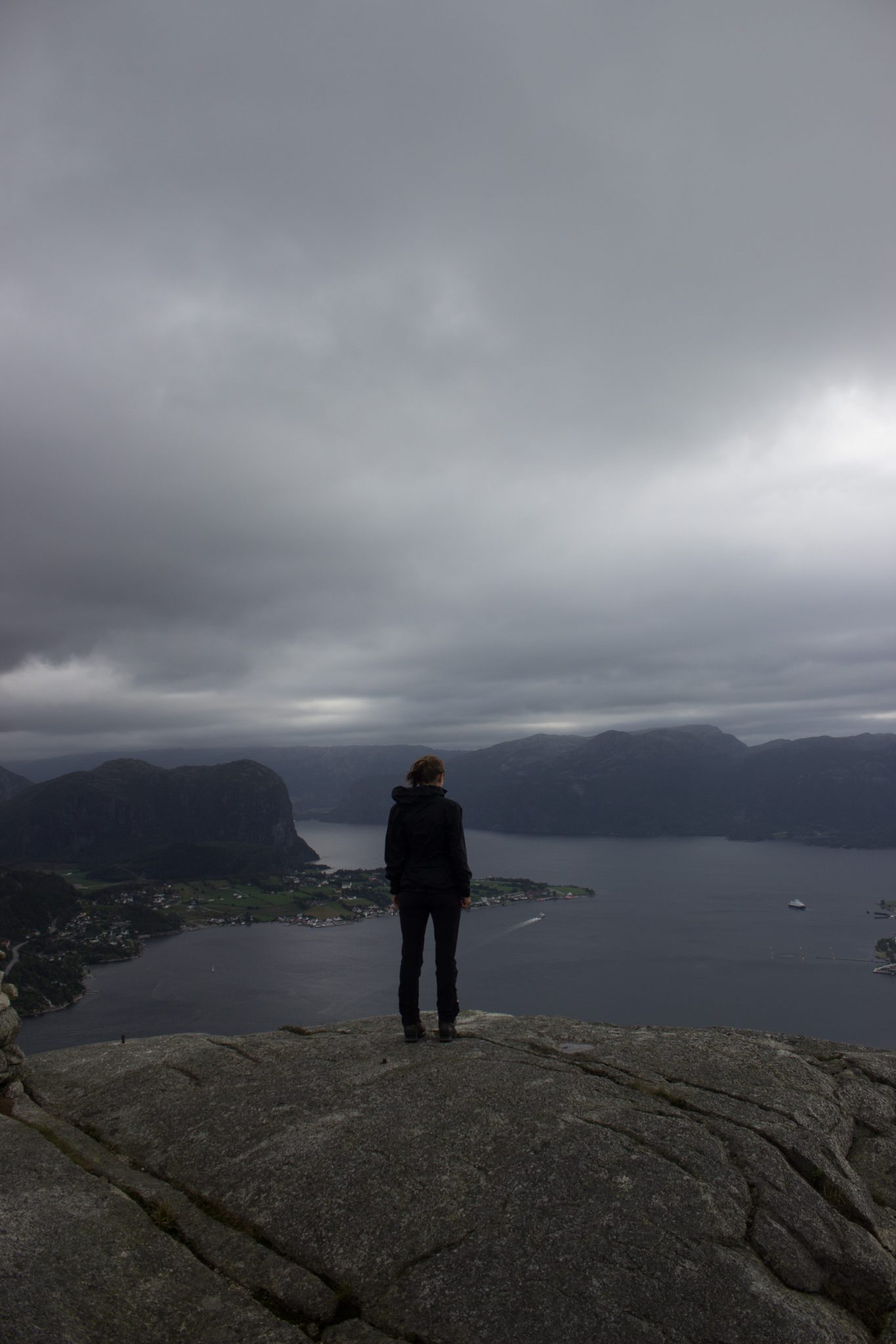 Wanderung beim Lysefjord mit Blick auf den Preikestolen, Startpunkt der Wanderung auf den Sokkaknuten ist beim Lysefjord Hyttegrend, Aussicht auf den Pulpit Rock, Aussicht auf die umliegende Fjordlandschaft und die Berge