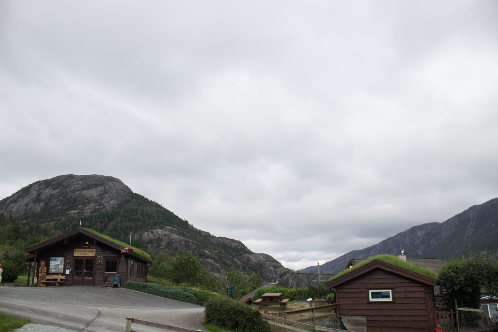 Wanderung beim Lysefjord mit Blick auf den Preikestolen, Startpunkt der Wanderung auf den Sokkaknuten ist beim Lysefjord Hyttegrend, Aussicht auf den Pulpit Rock, Start und Ende der Wanderung beim Lysefjord Hyttegrend