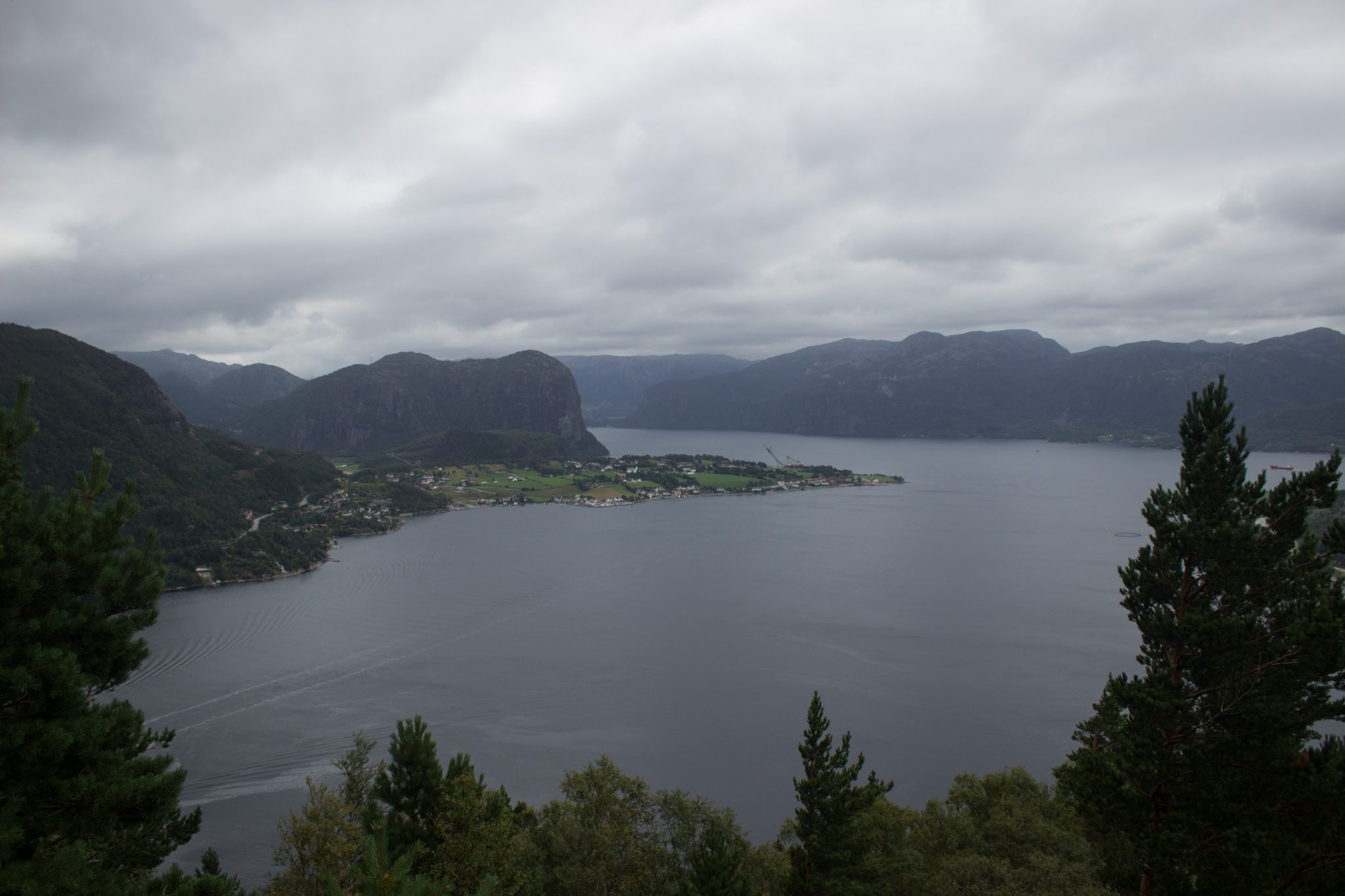 Wanderung beim Lysefjord mit Blick auf den Preikestolen, Startpunkt der Wanderung auf den Sokkaknuten ist beim Lysefjord Hyttegrend, Aussicht auf den Pulpit Rock, Aussicht auf die umliegende Fjordlandschaft und die Berge