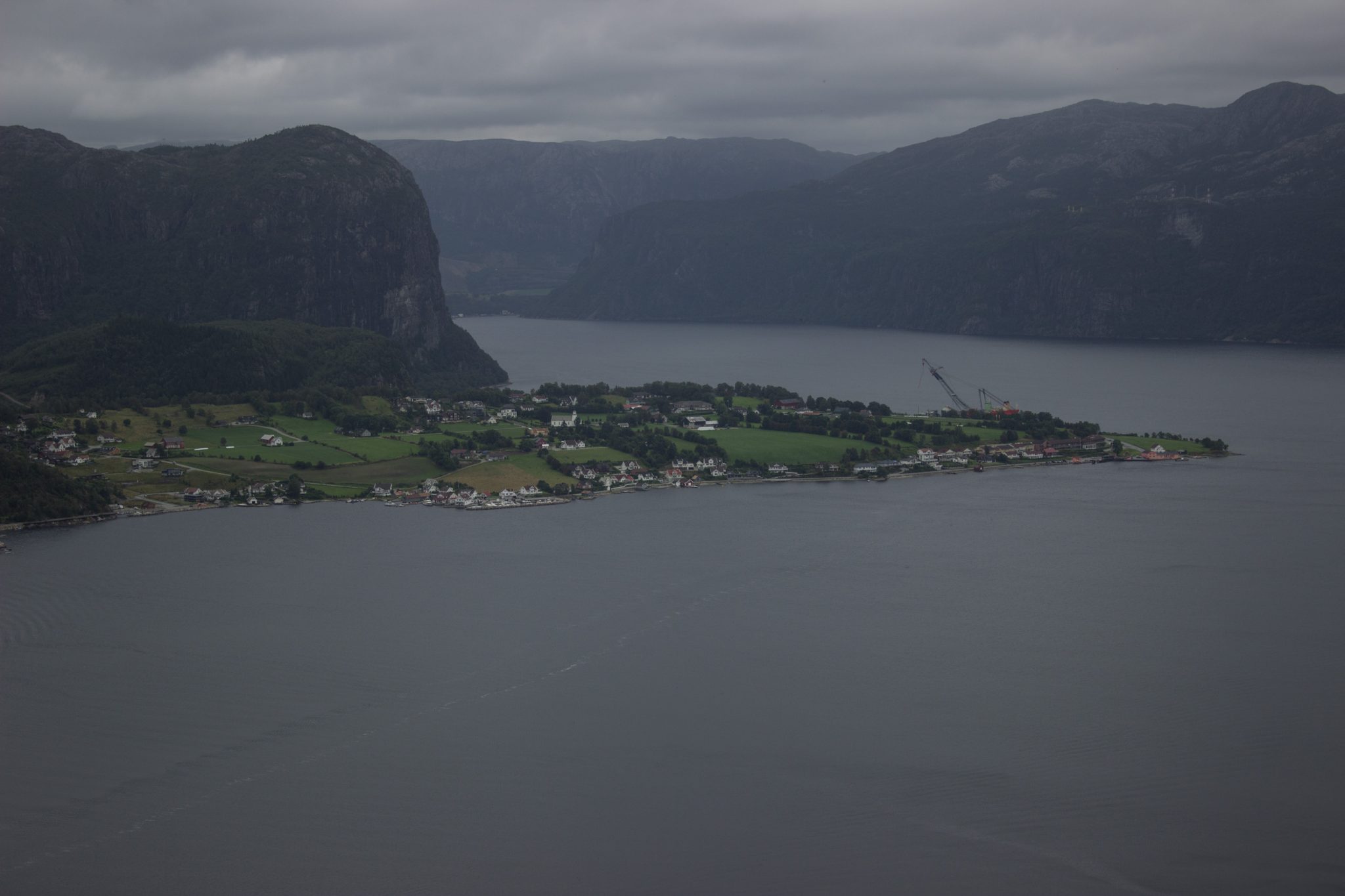 Wanderung beim Lysefjord mit Blick auf den Preikestolen, Startpunkt der Wanderung auf den Sokkaknuten ist beim Lysefjord Hyttegrend, Aussicht auf den Pulpit Rock, Aussicht auf die umliegende Fjordlandschaft und die Berge