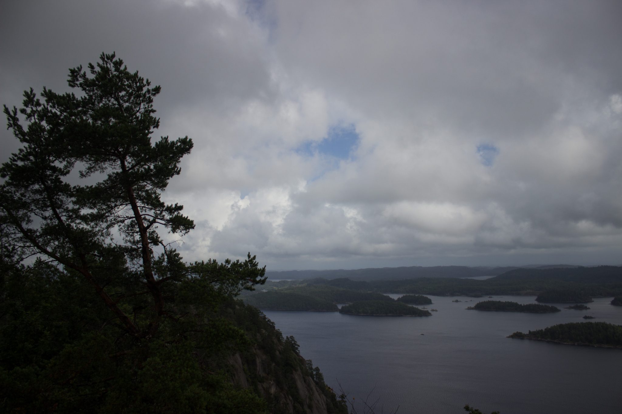 Wanderung im Rossefjellet Naturreservat - Teil der Rundwanderung bei Grimstad in Südnorwegen, nach Wanderung durch schönen und dichten Wald erblickt man diese traumhafte und weite Aussicht auf die umliegenden Seen und kleinen Inseln, unterwegs in der Natur