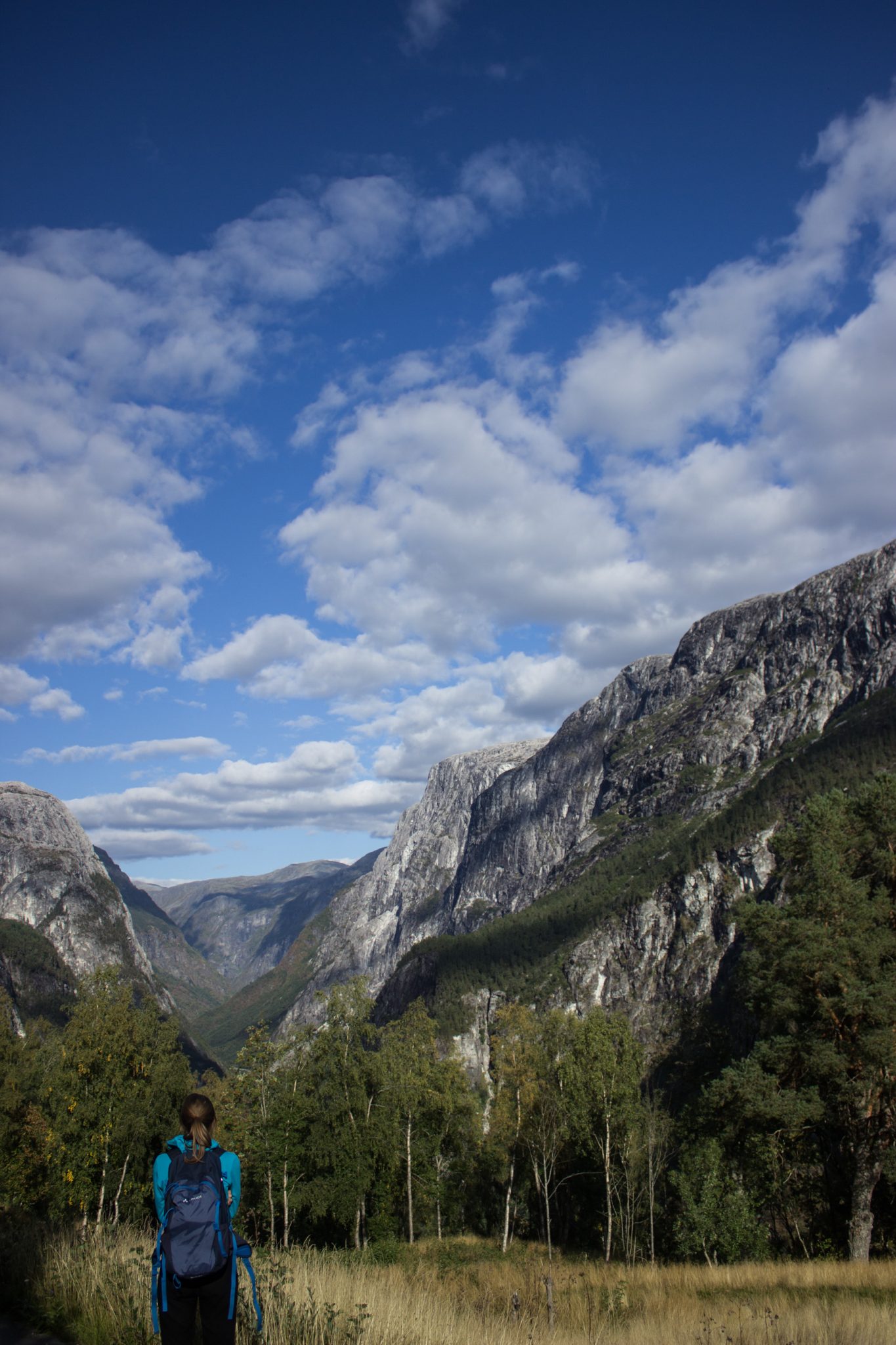 Wanderung in Stalheim nach Nali, Start in der Nähe des Stalheim Hotels, Aussicht auf das Tal Nærøydal mit hohen Bergen zu beiden Seiten