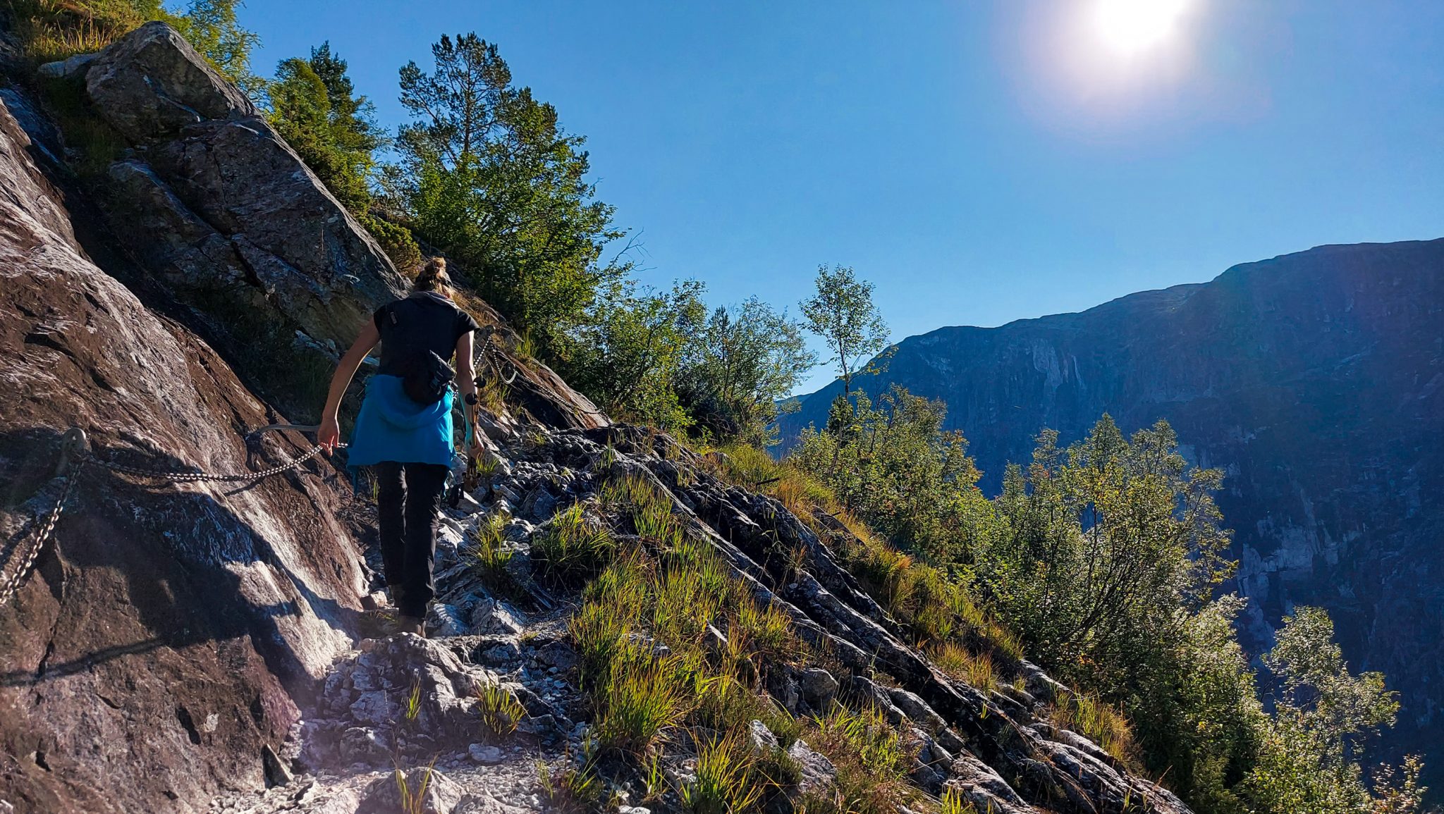 Wanderung in Stalheim nach Nali, Start in der Nähe des Stalheim Hotels, Aussicht auf das Tal Nærøydal mit hohen Bergen zu beiden Seiten, etwas schwierigerer steiler Abschnitt mit Absicherung mit einem Seil