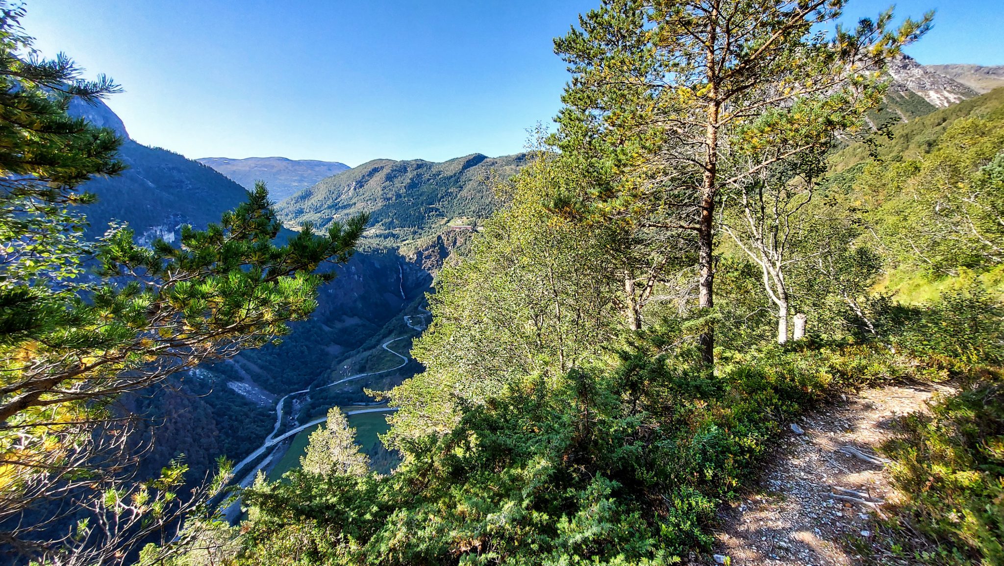 Wanderung in Stalheim nach Nali, Start in der Nähe des Stalheim Hotels, Aussicht auf das Tal Nærøydal mit hohen Bergen zu beiden Seiten, schmaler Pfad