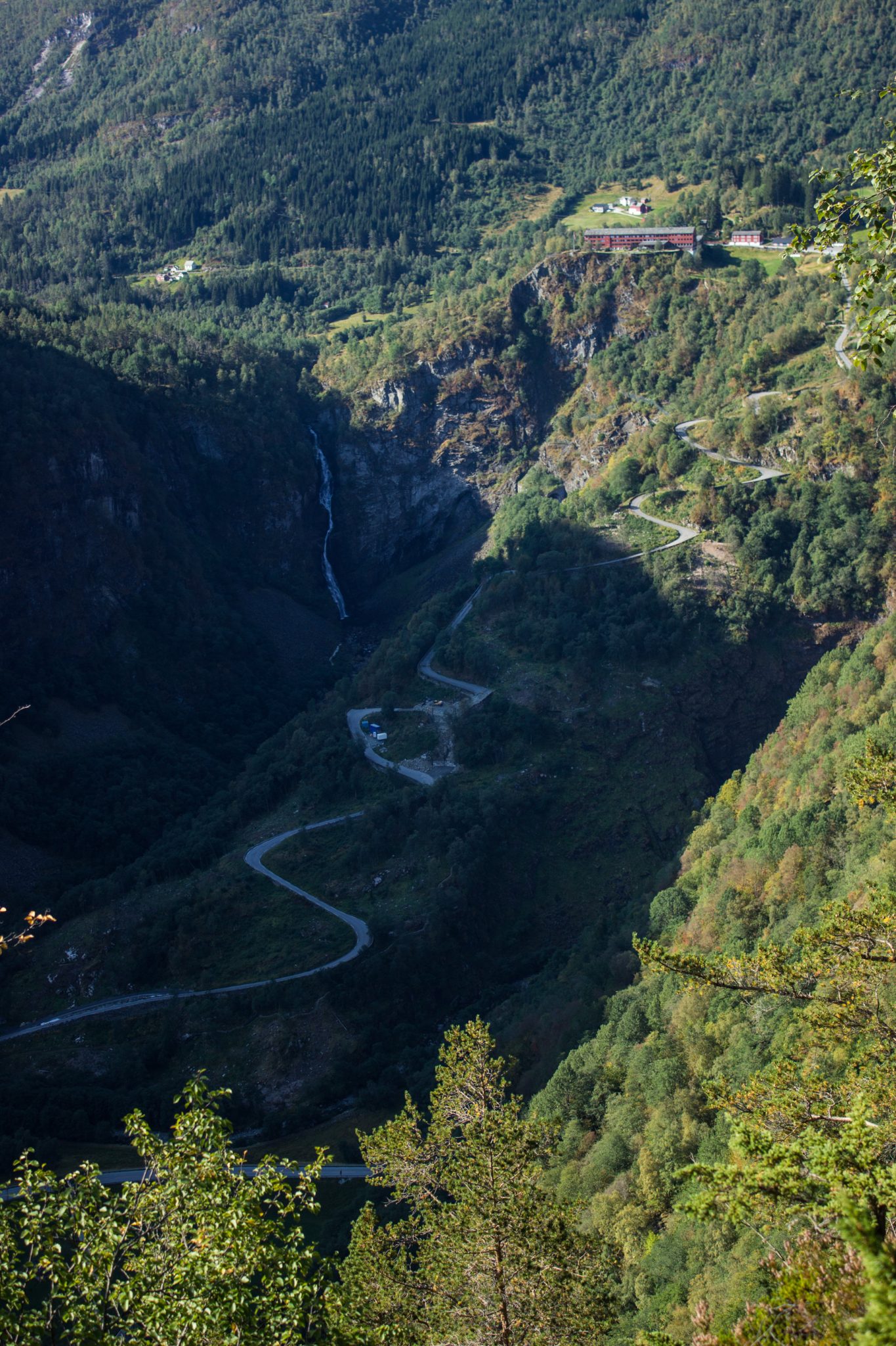Wanderung in Stalheim nach Nali, Start in der Nähe des Stalheim Hotels, Aussicht auf das Tal Nærøydal mit hohen Bergen zu beiden Seiten, Blick auf die Straße Stalheimskleiva