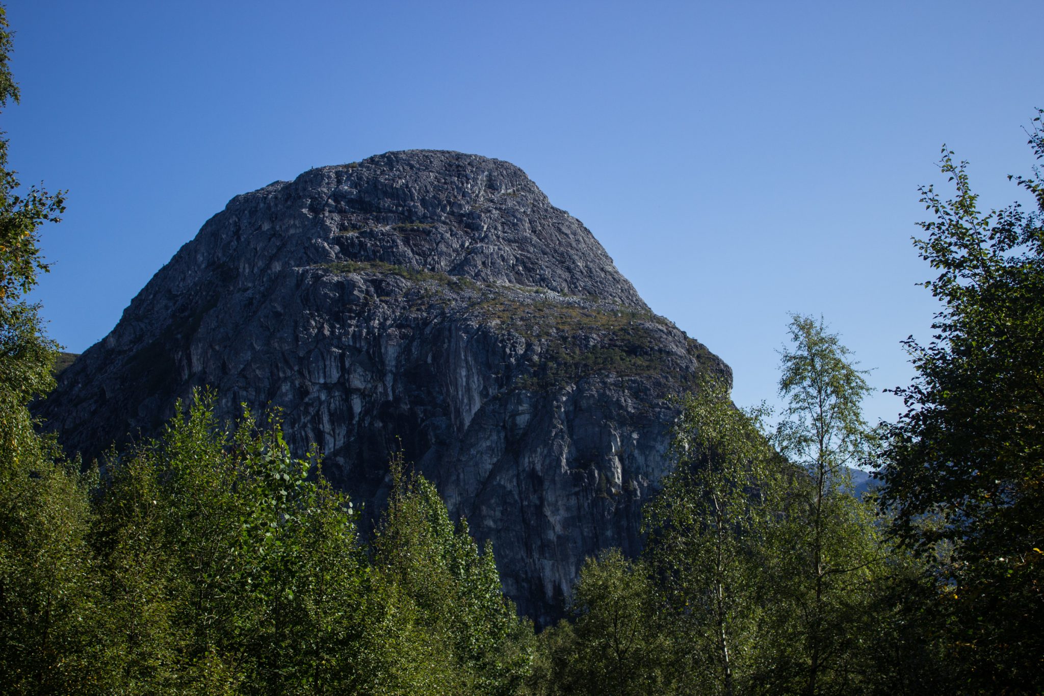 Wanderung in Stalheim nach Nali, Start in der Nähe des Stalheim Hotels, Aussicht auf das Tal Nærøydal mit hohen Bergen zu beiden Seiten