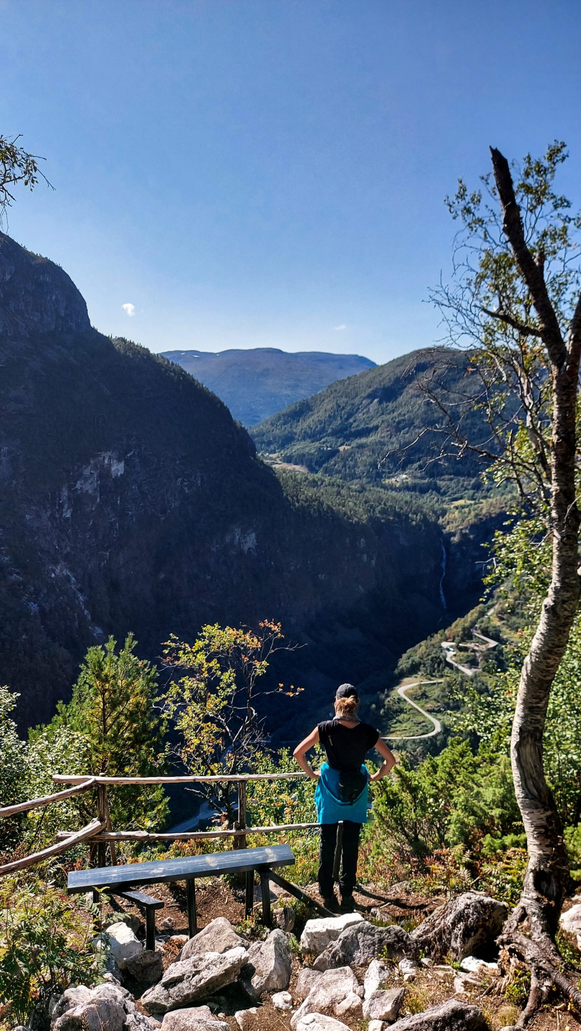Wanderung in Stalheim nach Nali, Start in der Nähe des Stalheim Hotels, Aussicht auf das Tal Nærøydal mit hohen Bergen zu beiden Seiten, Blick auf die Straße Stalheimskleiva