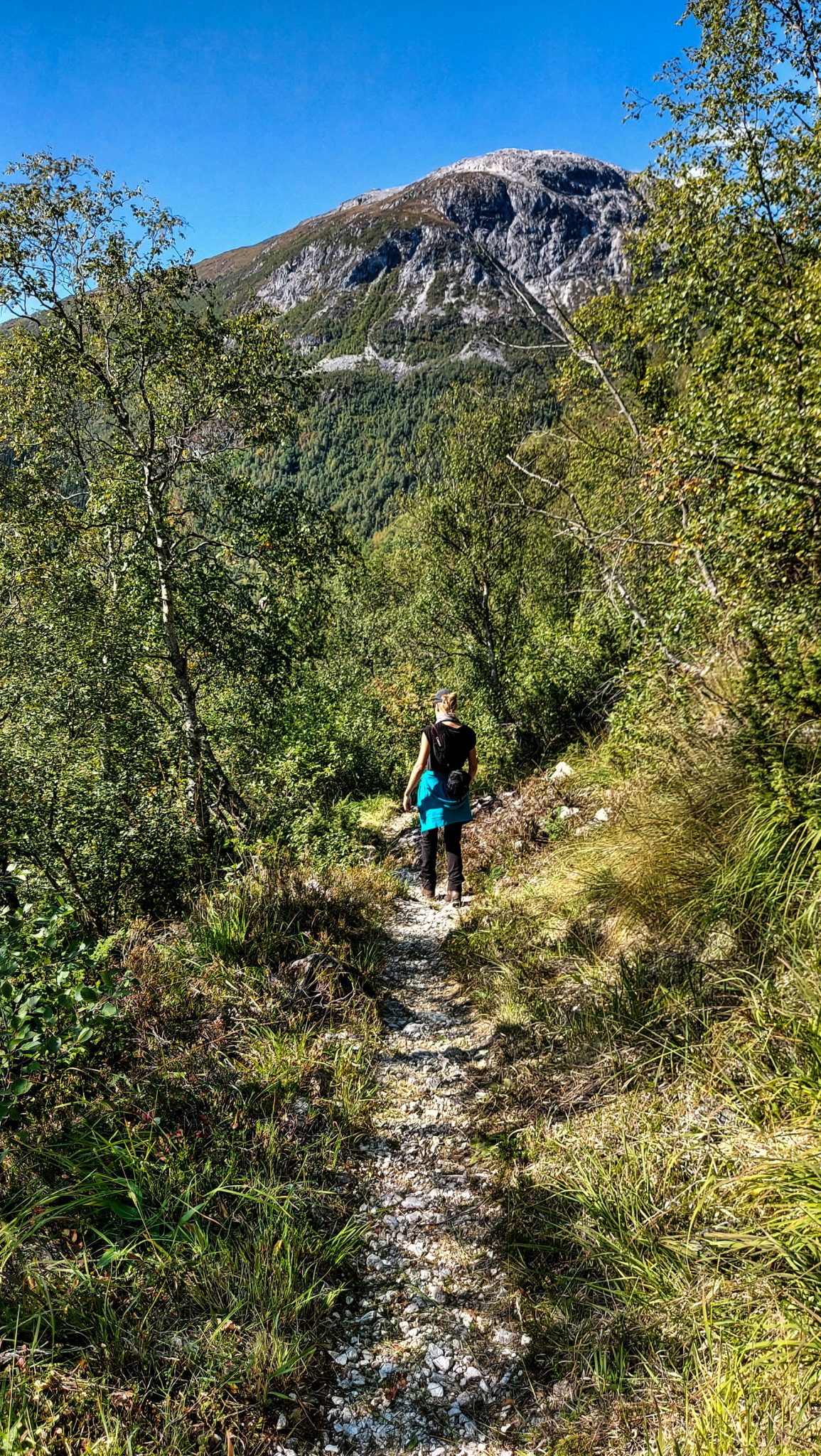 Wanderung in Stalheim nach Nali, Start in der Nähe des Stalheim Hotels, Aussicht auf das Tal Nærøydal mit hohen Bergen zu beiden Seiten, schmaler Pfad