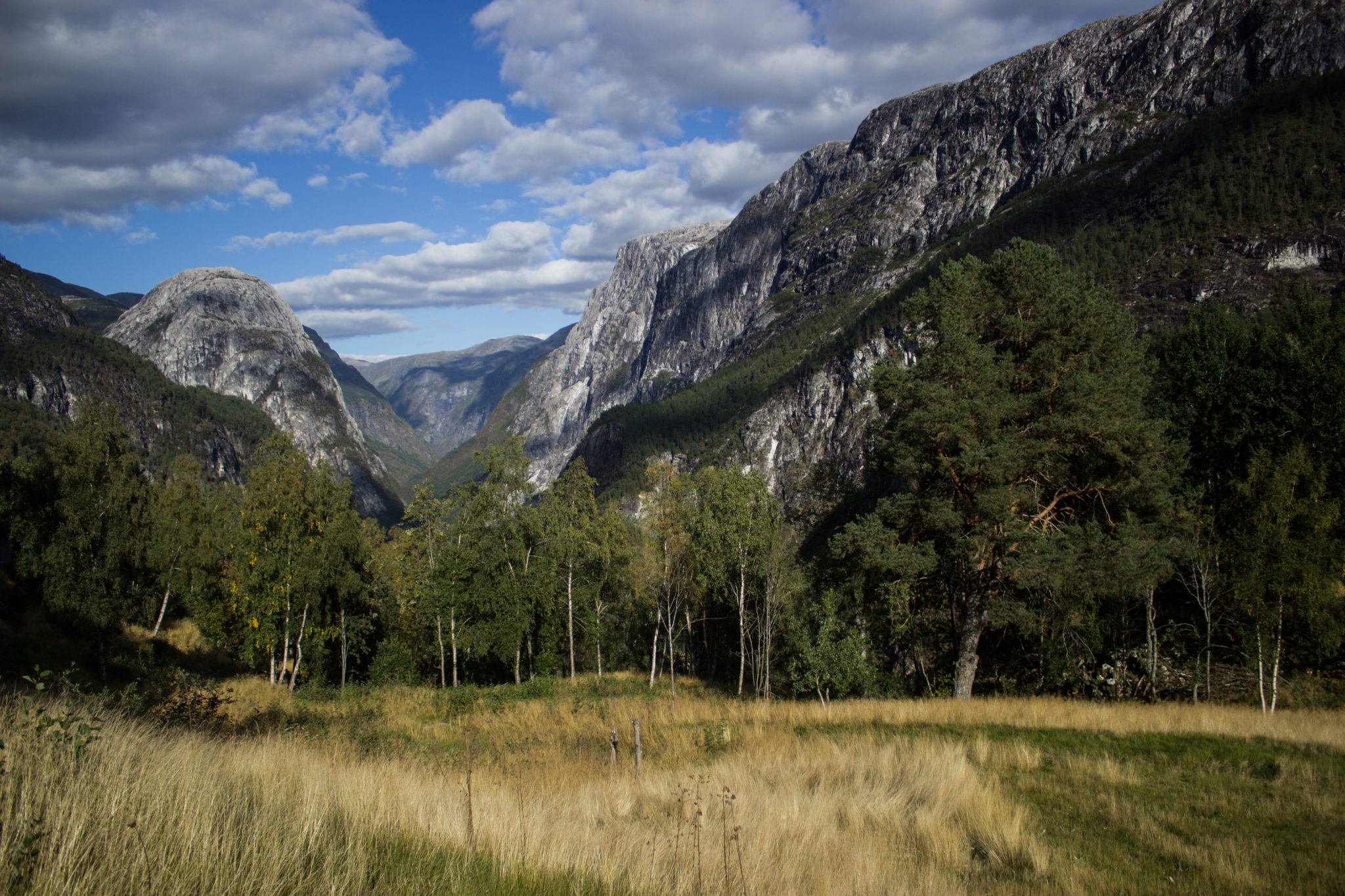 Wanderung in Stalheim nach Nali, Start in der Nähe des Stalheim Hotels, Aussicht auf das Tal Nærøydal mit hohen Bergen zu beiden Seiten
