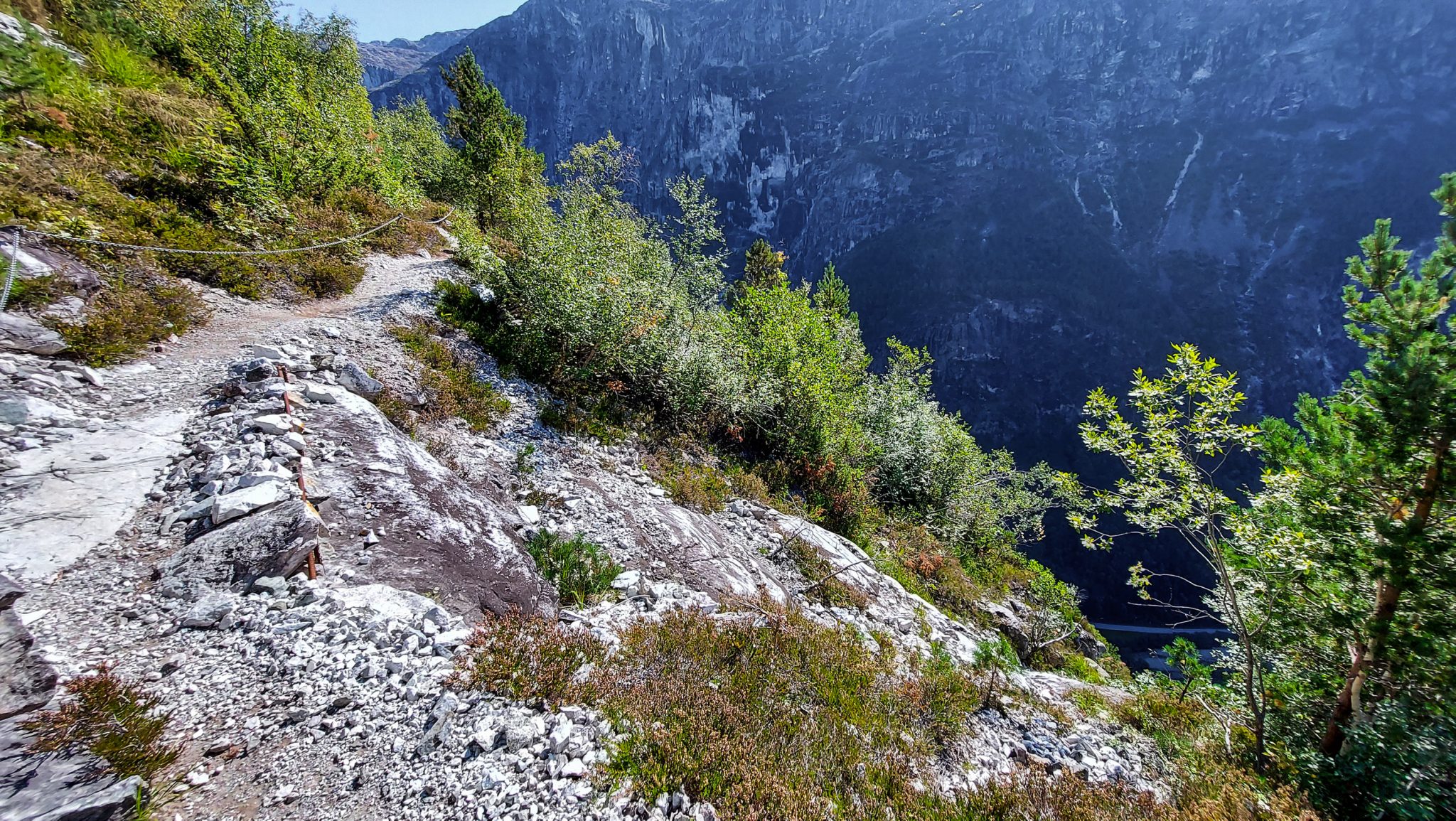 Wanderung in Stalheim nach Nali, Start in der Nähe des Stalheim Hotels, Aussicht auf das Tal Nærøydal mit hohen Bergen zu beiden Seiten, etwas schwierigerer steiler Abschnitt mit Absicherung mit einem Seil