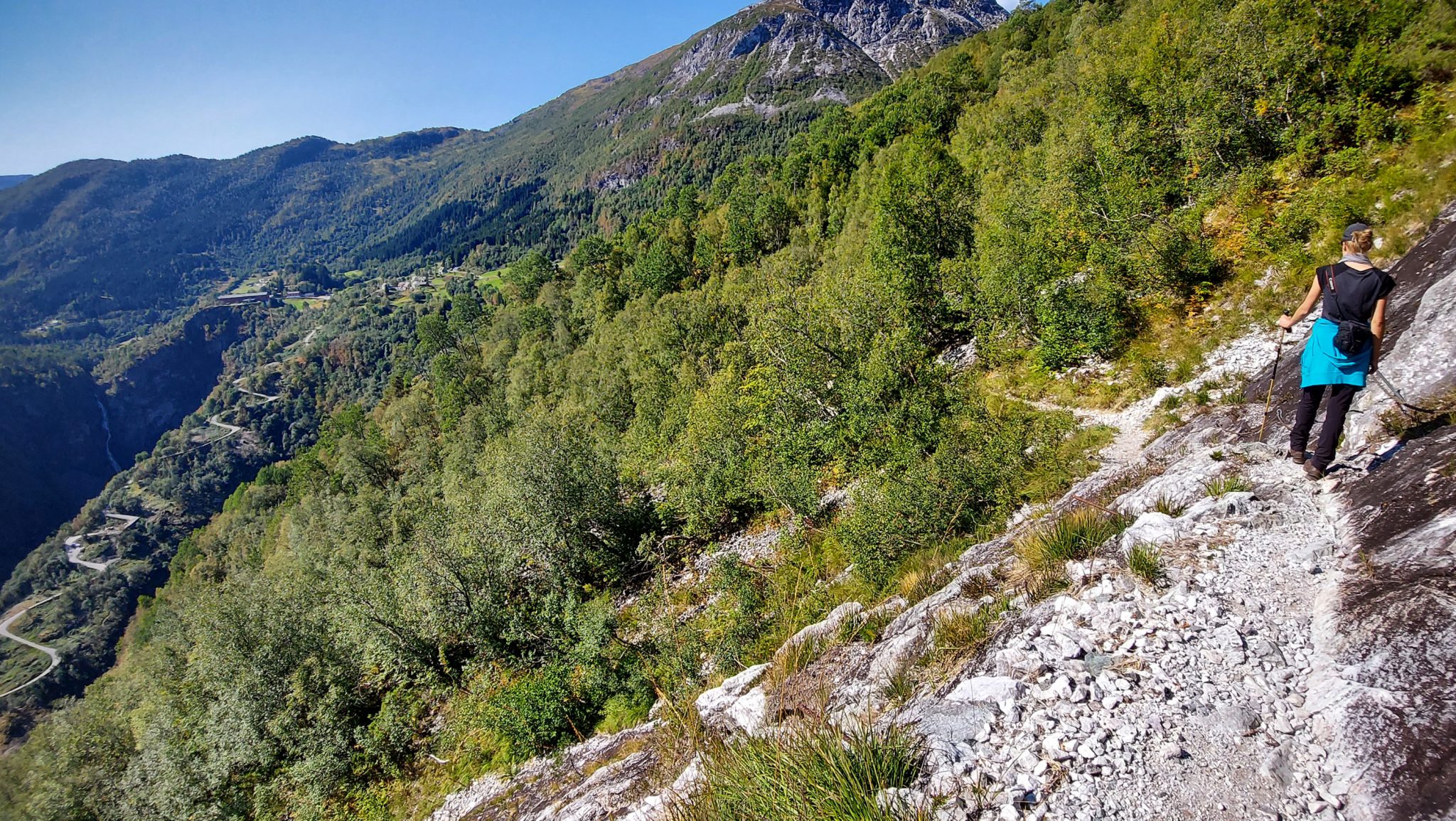 Wanderung in Stalheim nach Nali, Start in der Nähe des Stalheim Hotels, Aussicht auf das Tal Nærøydal mit hohen Bergen zu beiden Seiten, etwas schwierigerer steiler Abschnitt mit Absicherung mit einem Seil