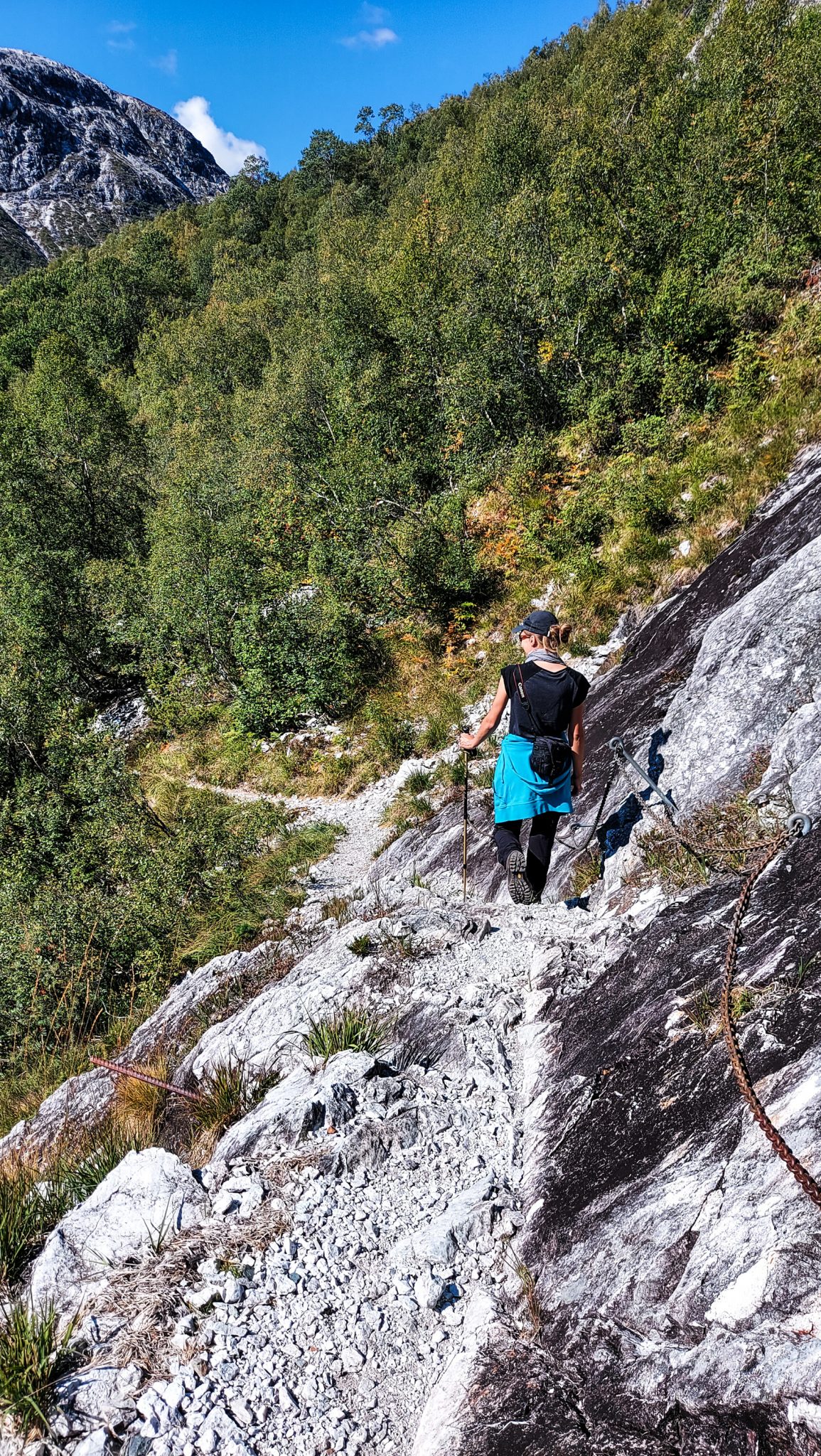 Wanderung in Stalheim nach Nali, Start in der Nähe des Stalheim Hotels, Aussicht auf das Tal Nærøydal mit hohen Bergen zu beiden Seiten, etwas schwierigerer steiler Abschnitt mit Absicherung mit einem Seil