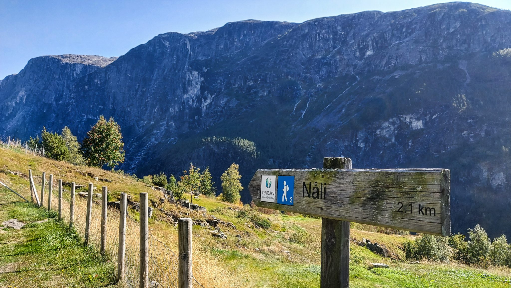 Wanderung in Stalheim nach Nali, Start in der Nähe des Stalheim Hotels, Aussicht auf das Tal Nærøydal mit hohen Bergen zu beiden Seiten, Beschilderung des Wanderweges nach Nali