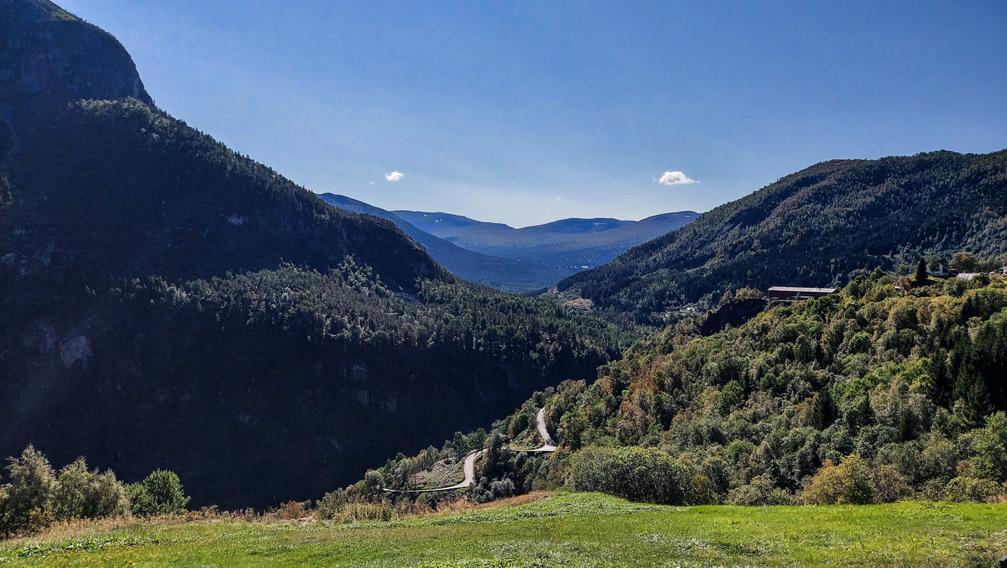 Wanderung in Stalheim nach Nali, Start in der Nähe des Stalheim Hotels, Aussicht auf das Tal Nærøydal mit hohen Bergen zu beiden Seiten