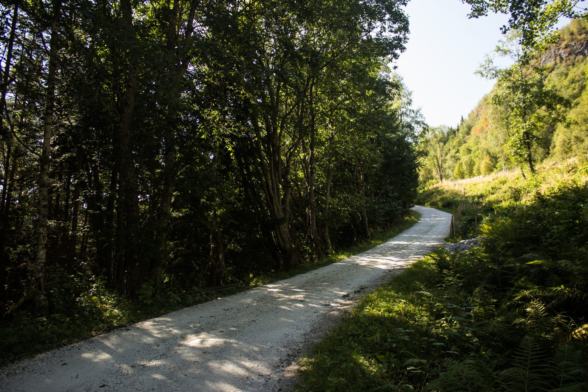 Wanderung in Stalheim nach Nali, Start in der Nähe des Stalheim Hotels, Aussicht auf das Tal Nærøydal mit hohen Bergen zu beiden Seiten, zu Beginn und Ende Wanderweg entlang einer Schotterstraße