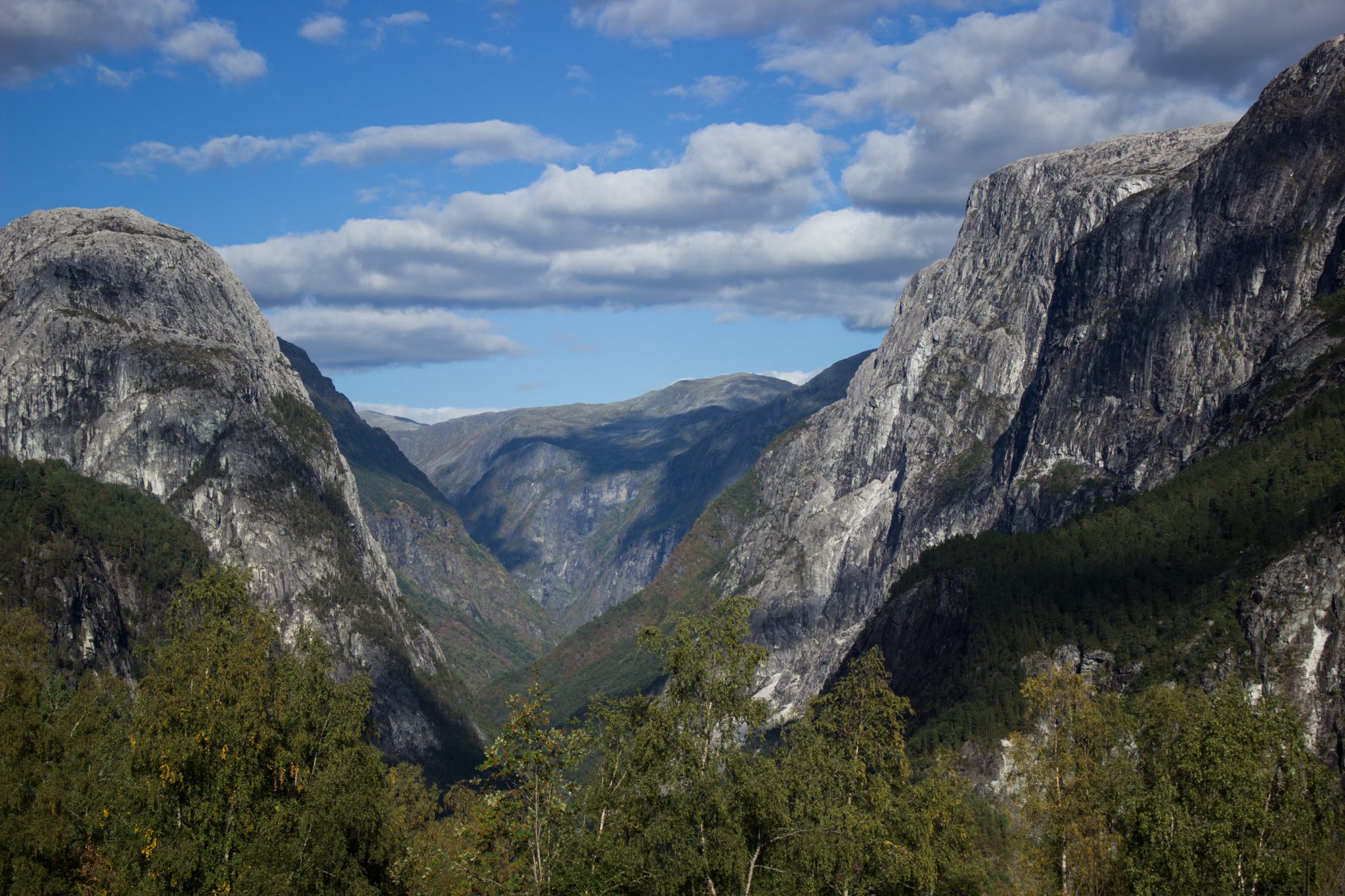 Wanderung in Stalheim nach Nali, Start in der Nähe des Stalheim Hotels, Aussicht auf das Tal Nærøydal mit hohen Bergen zu beiden Seiten