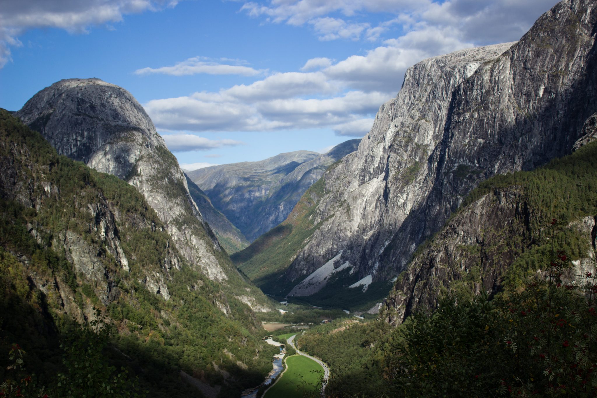 Wanderung in Stalheim nach Nali, Start in der Nähe des Stalheim Hotels, Aussicht auf das Tal Nærøydal mit hohen Bergen zu beiden Seiten