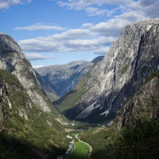 Wanderung in Stalheim nach Nali, Start in der Nähe des Stalheim Hotels, Aussicht auf das Tal Nærøydal mit hohen Bergen zu beiden Seiten