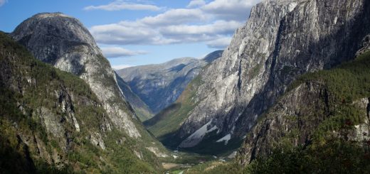 Wanderung in Stalheim nach Nali, Start in der Nähe des Stalheim Hotels, Aussicht auf das Tal Nærøydal mit hohen Bergen zu beiden Seiten
