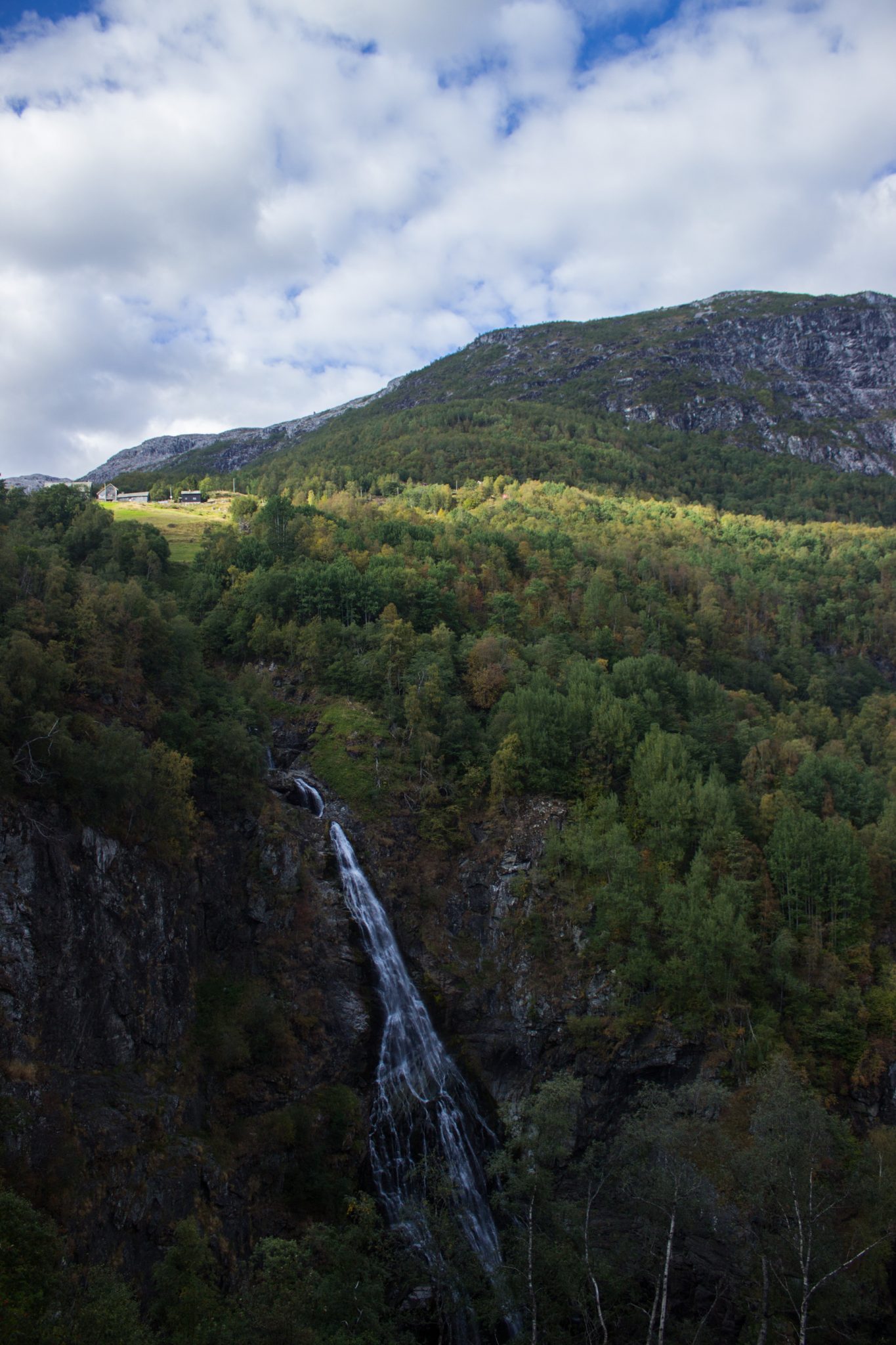Wanderung in Stalheim nach Nali, Start in der Nähe des Stalheim Hotels, Aussicht auf das Tal Nærøydal mit hohen Bergen zu beiden Seiten, beeindruckender Wasserfall mit umliegendem Wald
