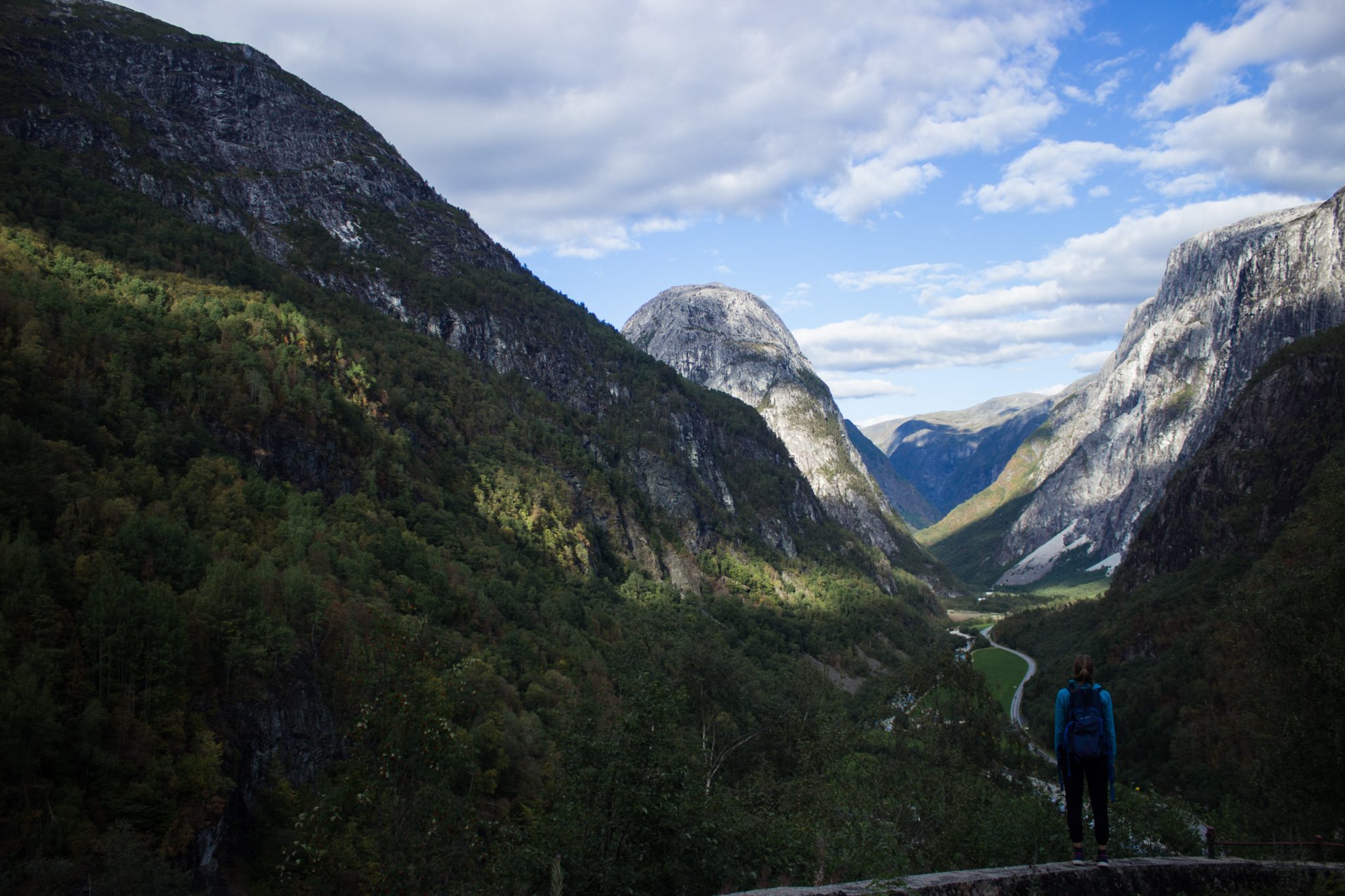 Wanderung in Stalheim nach Nali, Start in der Nähe des Stalheim Hotels, Aussicht auf das Tal Nærøydal mit hohen Bergen zu beiden Seiten