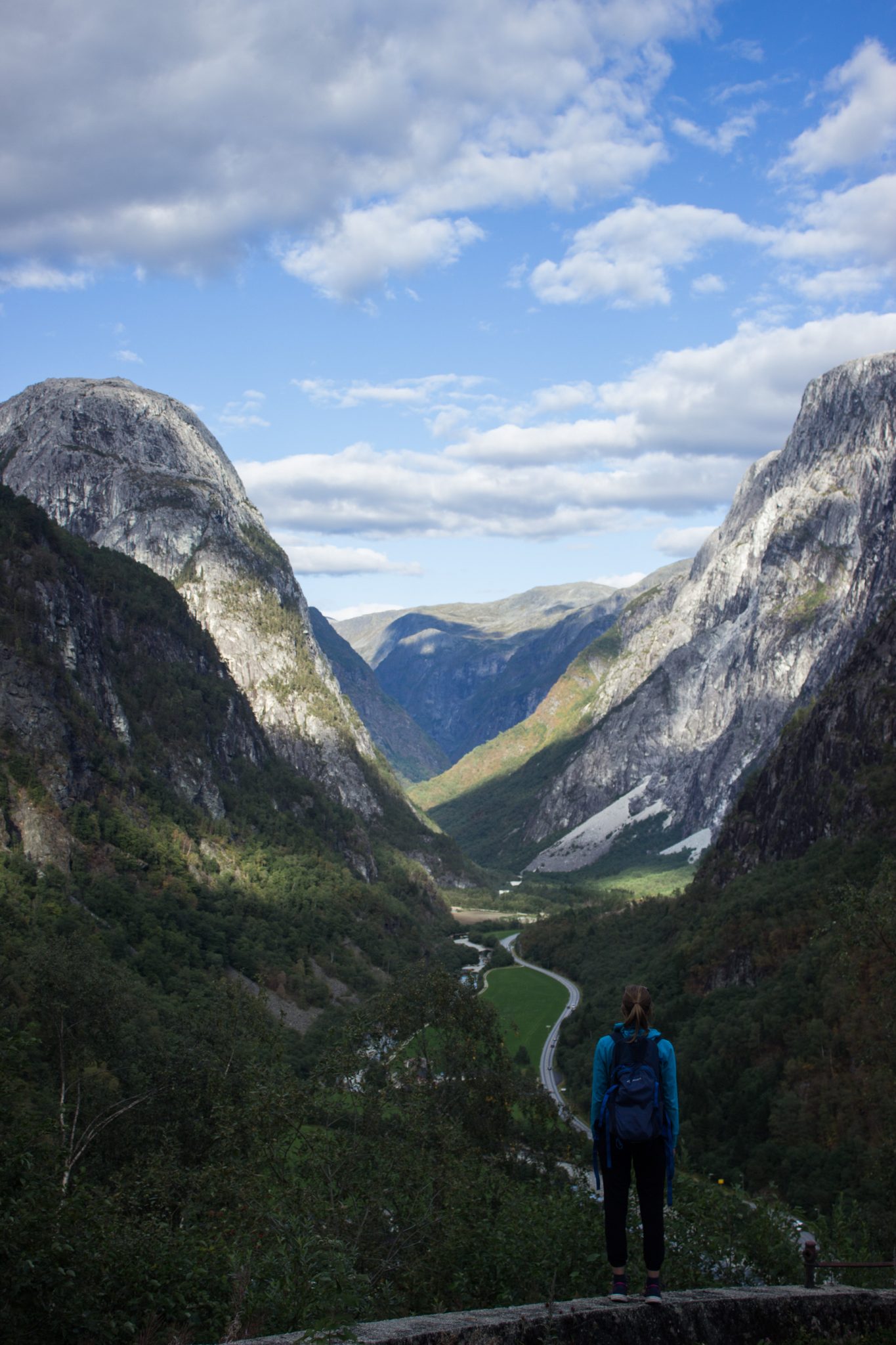 Wanderung in Stalheim nach Nali, Start in der Nähe des Stalheim Hotels, Aussicht auf das Tal Nærøydal mit hohen Bergen zu beiden Seiten
