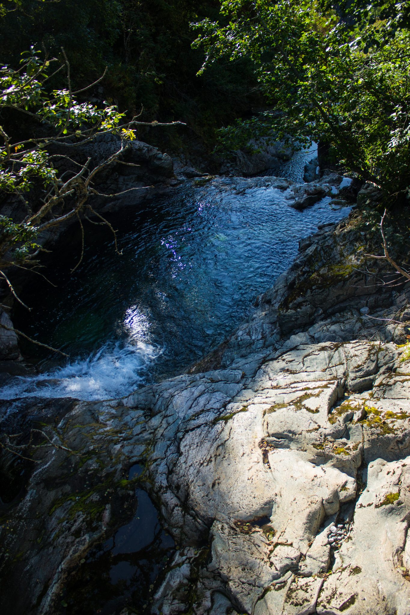 Wanderung in Stalheim nach Nali, Start in der Nähe des Stalheim Hotels, Aussicht auf das Tal Nærøydal mit hohen Bergen zu beiden Seiten, kleiner Wasserfall mit sehr klarem Wasser
