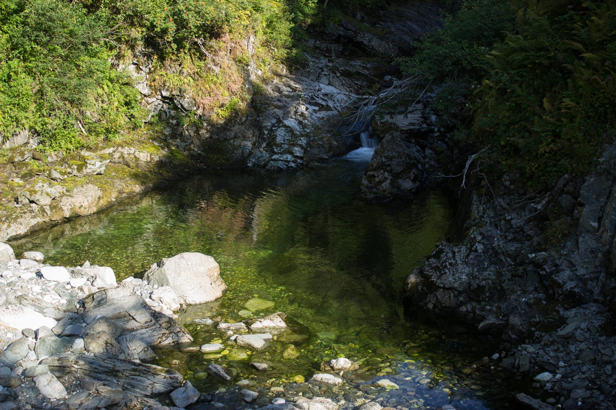 Wanderung in Stalheim nach Nali, Start in der Nähe des Stalheim Hotels, Aussicht auf das Tal Nærøydal mit hohen Bergen zu beiden Seiten, sehr klares Wasser