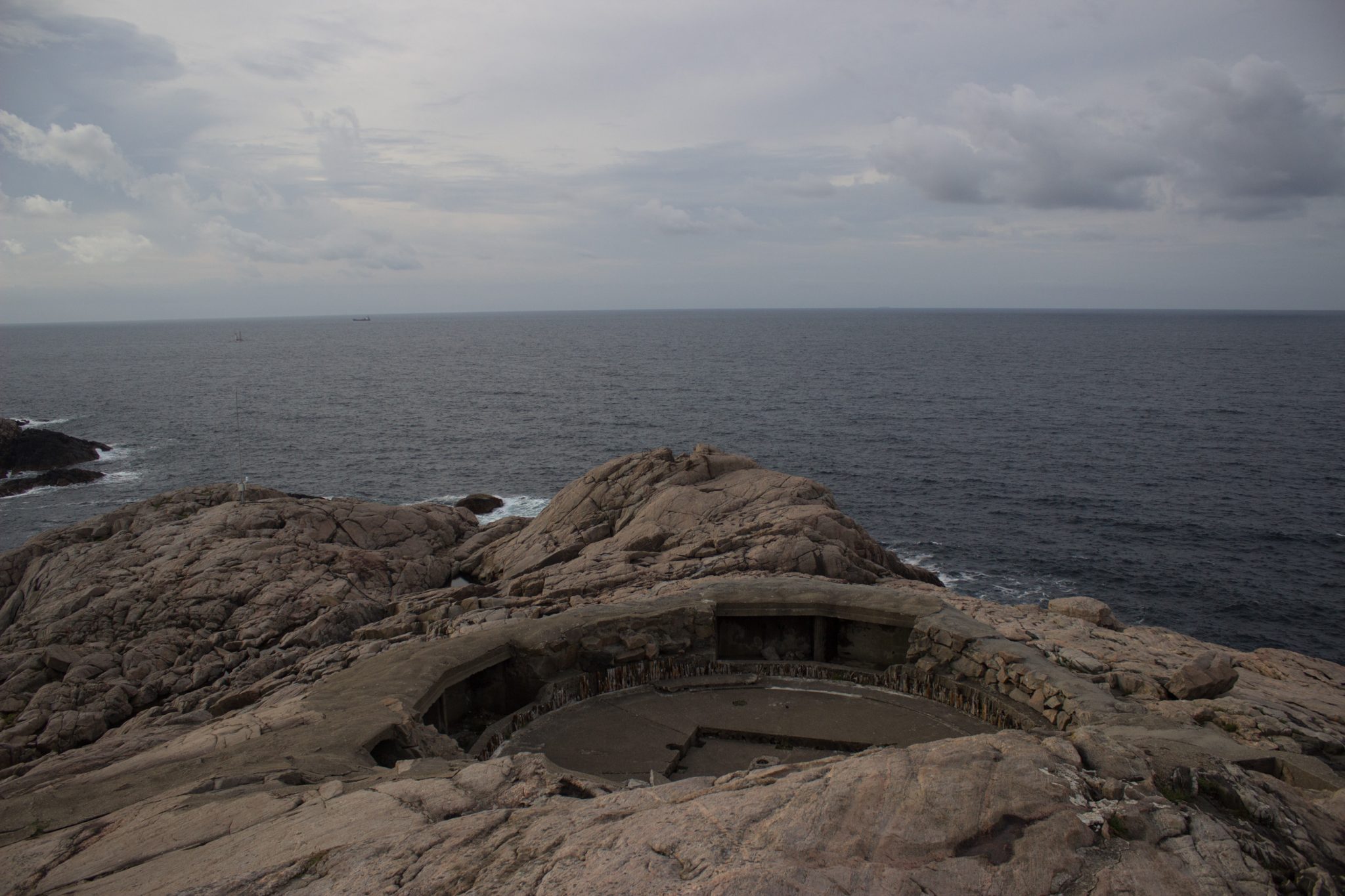 Wanderungen beim Kap Lindesnes, südlichster Punkt Norwegens, am Südkap in Norwegen, Aussicht auf das weite Meer vom Gelände des Leuchtturms Lindesnes Fyr