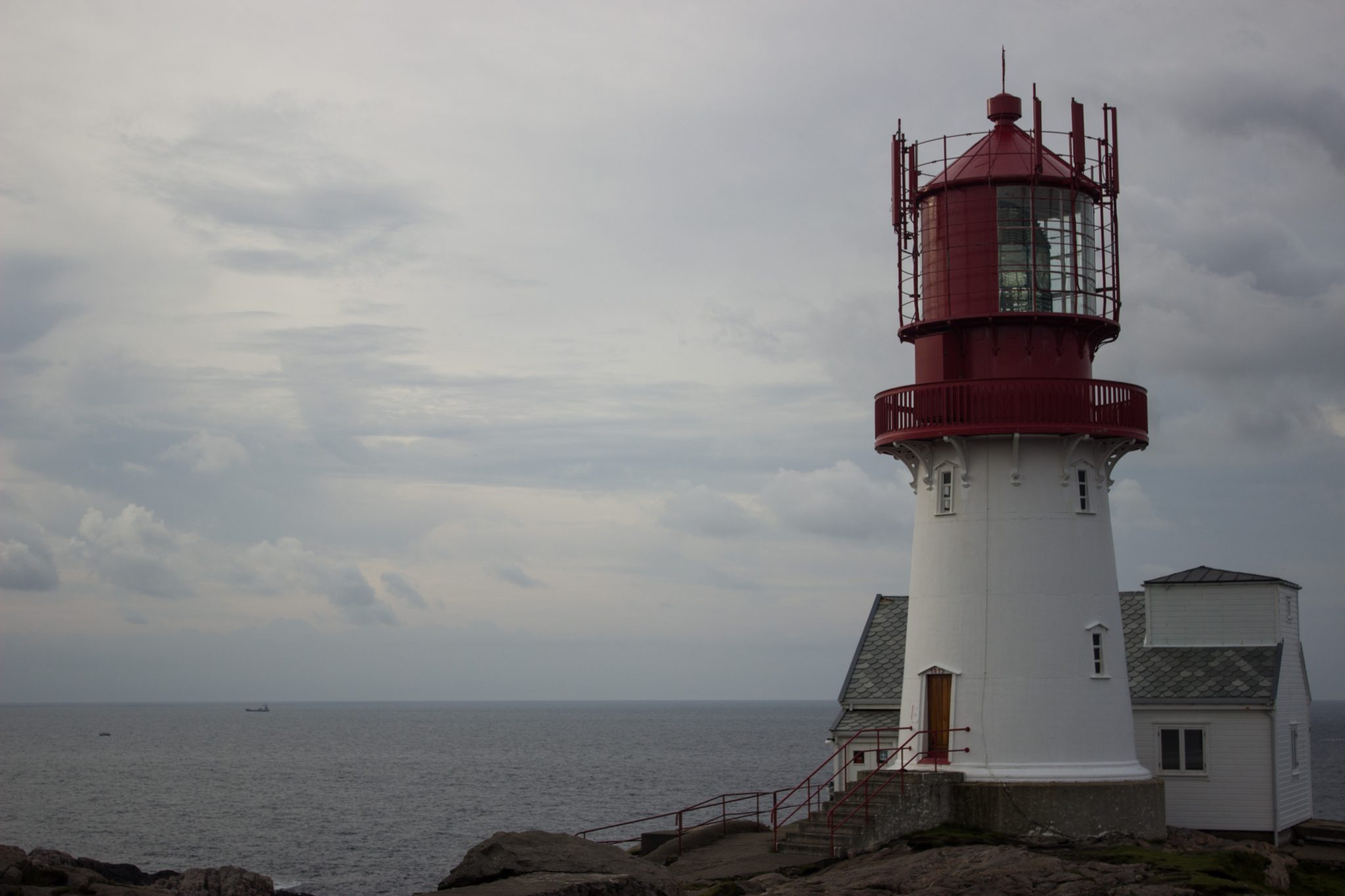 Wanderungen beim Kap Lindesnes, südlichster Punkt Norwegens, am Südkap in Norwegen, Blick auf den Leuchtturm Lindesnes Fyr und das dahinterliegende weite Meer