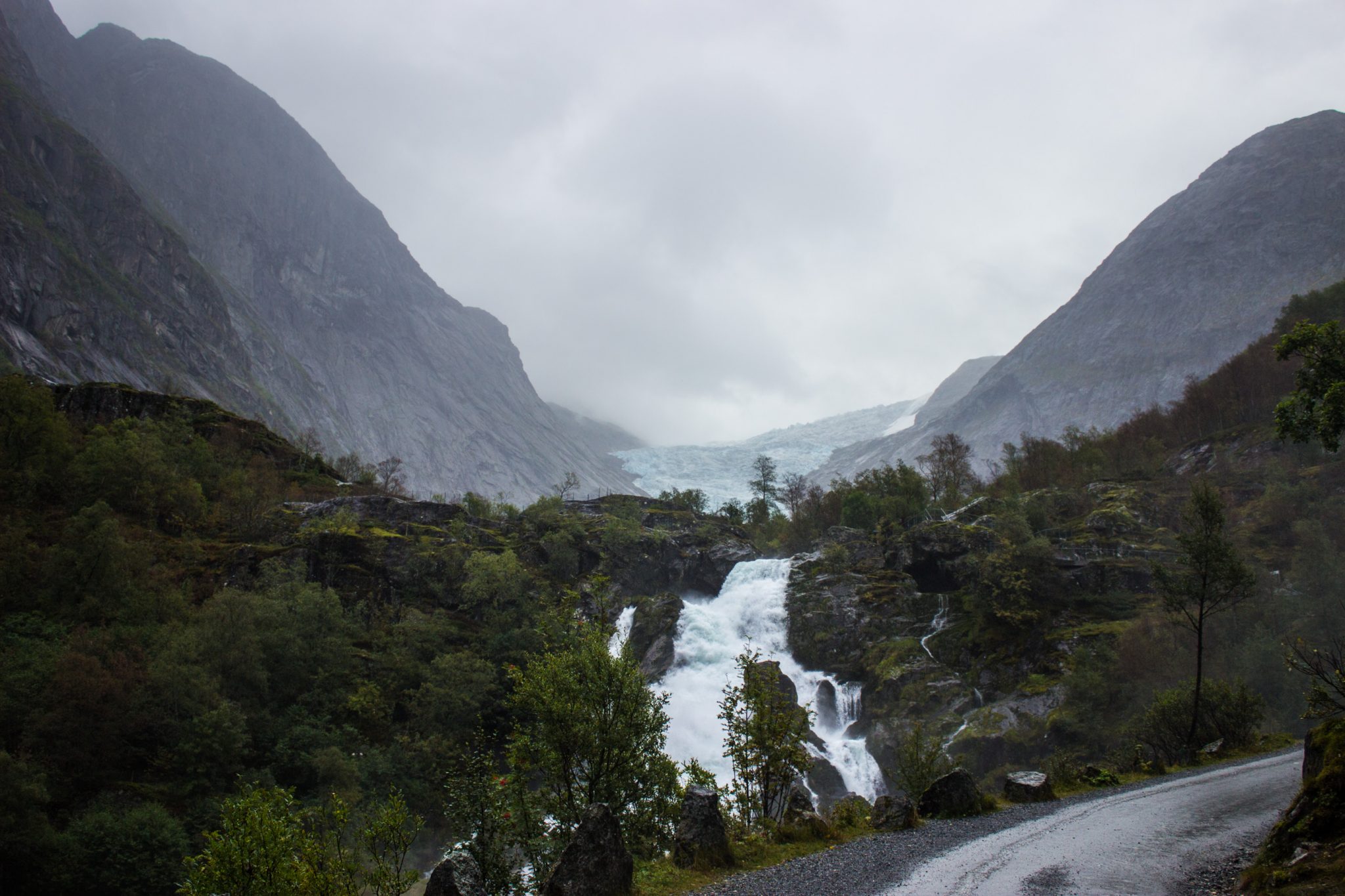Wanderung zum Briksdalsbreen Gletscher, Seitenarm des Jostedalsbreen, Wandern im Jostedalsbreen Nationalpark in Norwegen, sehr beeindruckende Landschaft im Briksdal, Blick auf Wasserfall und Gletscher im Briksdal