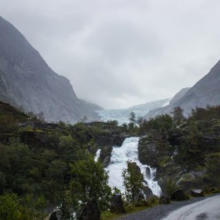 Wanderung zum Briksdalsbreen Gletscher, Seitenarm des Jostedalsbreen, Wandern im Jostedalsbreen Nationalpark in Norwegen, sehr beeindruckende Landschaft im Briksdal, Blick auf Wasserfall und Gletscher im Briksdal