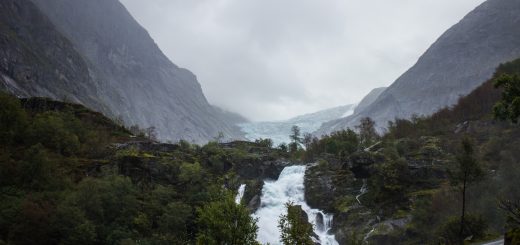 Wanderung zum Briksdalsbreen Gletscher, Seitenarm des Jostedalsbreen, Wandern im Jostedalsbreen Nationalpark in Norwegen, sehr beeindruckende Landschaft im Briksdal, Blick auf Wasserfall und Gletscher im Briksdal