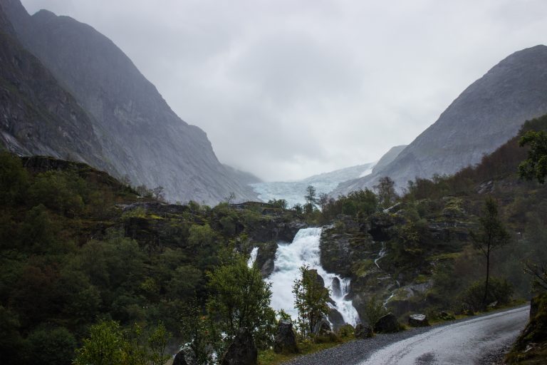 Wanderung zum Briksdalsbreen Gletscher, Seitenarm des Jostedalsbreen, Wandern im Jostedalsbreen Nationalpark in Norwegen, sehr beeindruckende Landschaft im Briksdal, Blick auf Wasserfall und Gletscher im Briksdal