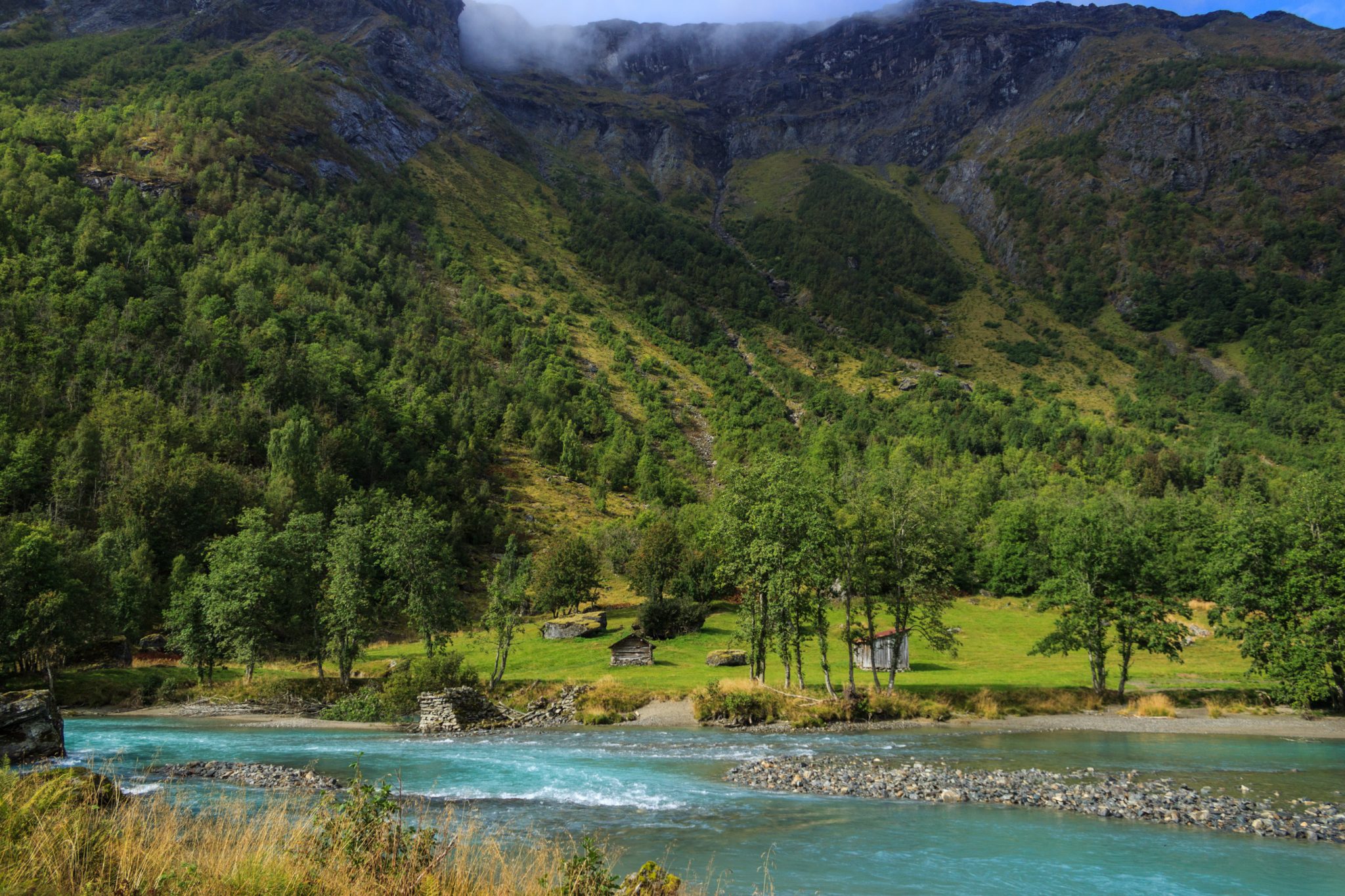 Traumhafte Talwanderung bei der Sognefjellet Road im Morkridsdalen beim Ort Skjolden, Rundwanderung Liane Knivabakkli, Wandern in Norwegen, am türkisblauen Fluss entlang, Blick auf die Berge