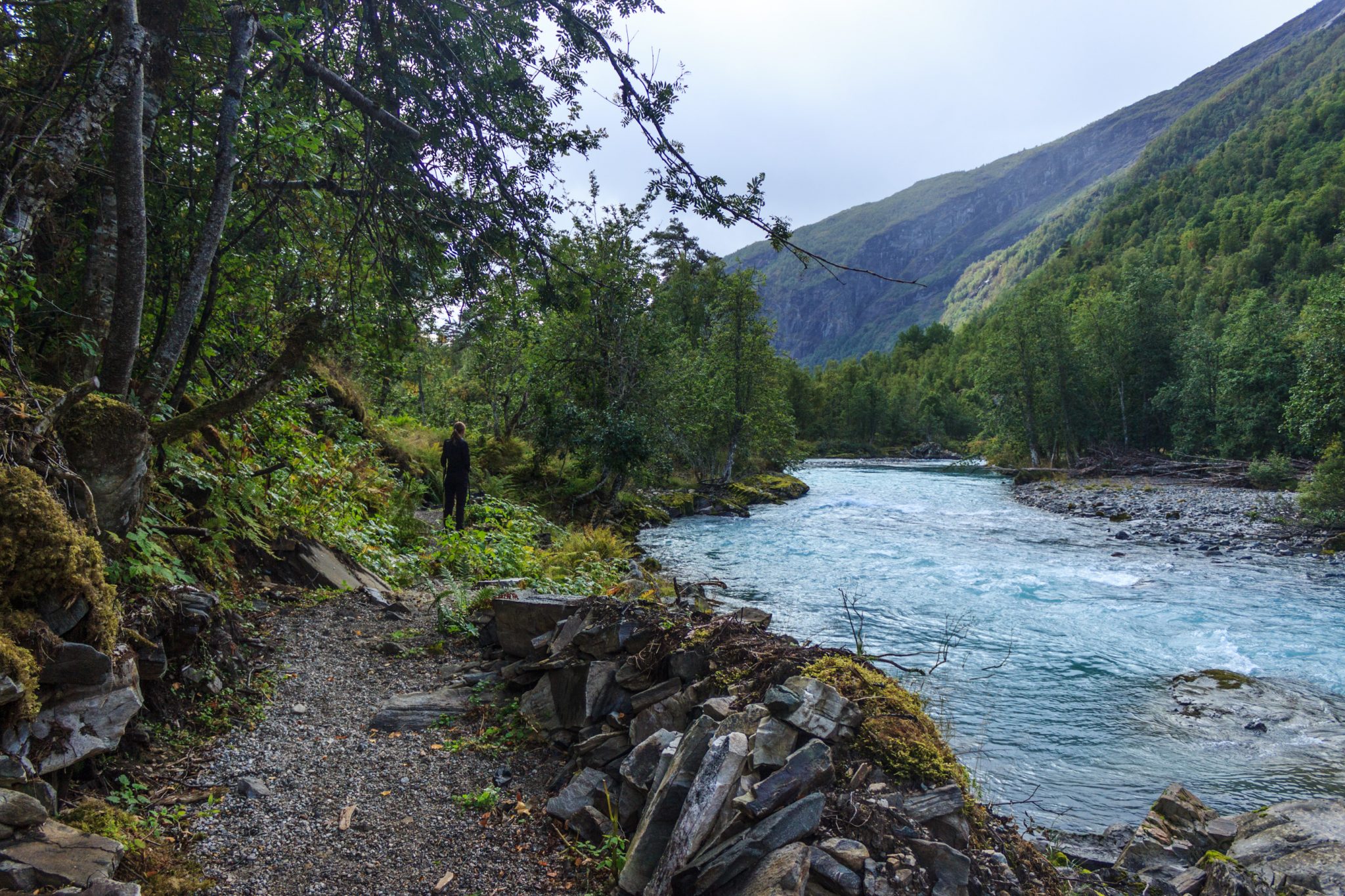 Traumhafte Talwanderung bei der Sognefjellet Road im Morkridsdalen beim Ort Skjolden, Rundwanderung Liane Knivabakkli, Wandern in Norwegen, am türkisblauen Fluss entlang, Blick auf die Berge