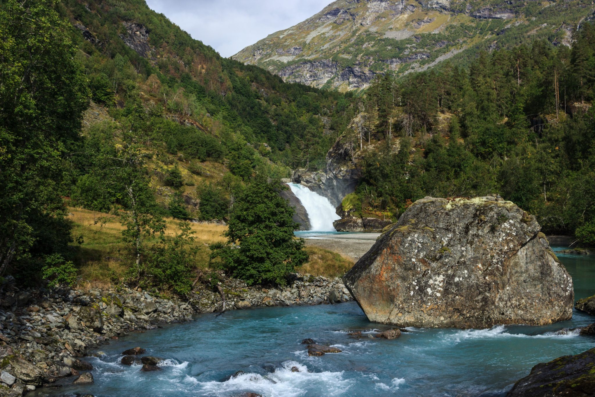 Traumhafte Talwanderung bei der Sognefjellet Road im Morkridsdalen beim Ort Skjolden, Rundwanderung Liane Knivabakkli, Wandern in Norwegen, am türkisblauen Fluss entlang, Wasserfall in der Ferne